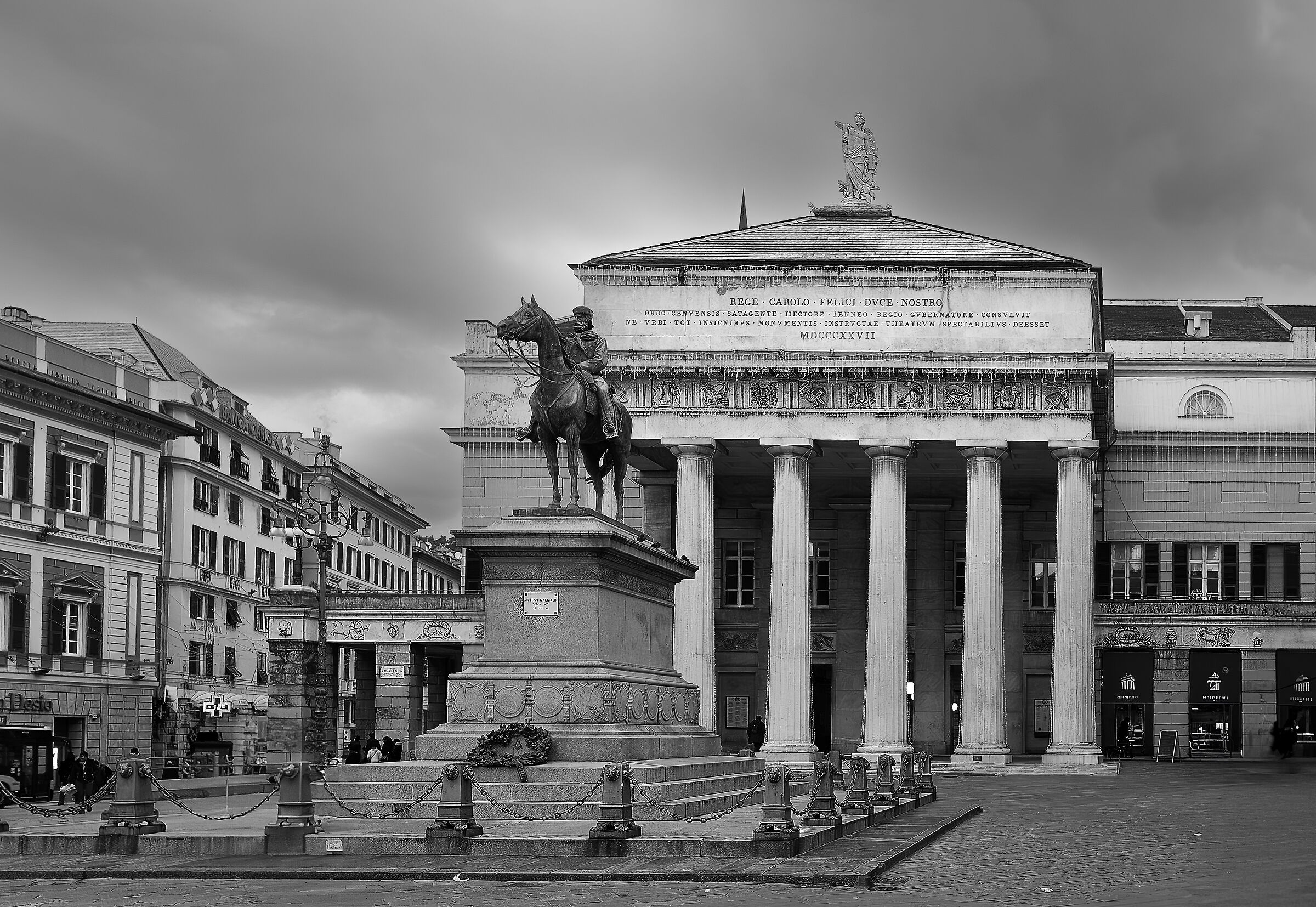 Genova - Piazza De Ferrari lato teatro Carlo Felice