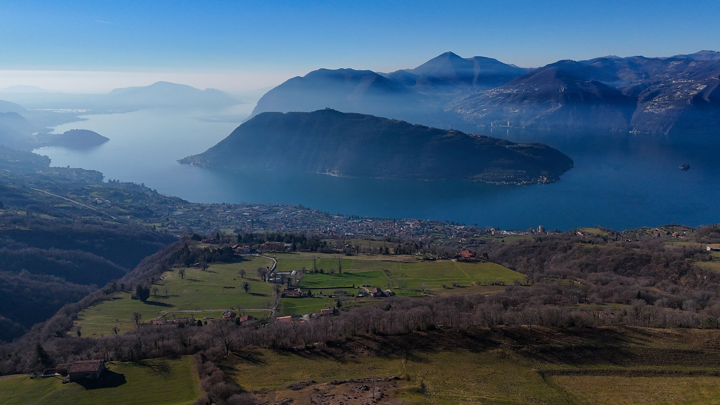 Il lago di iseo visto dal drone
