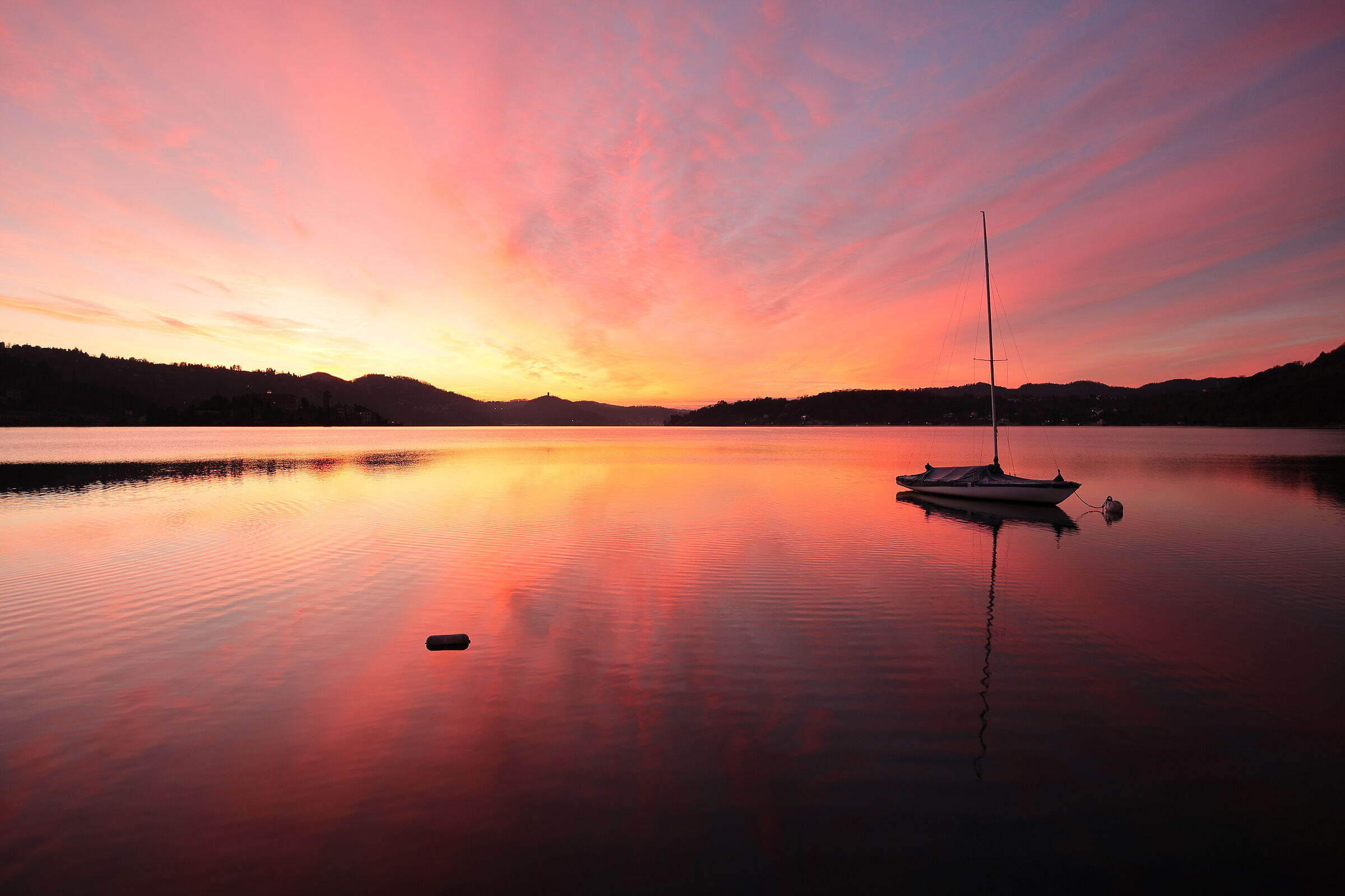 Alba sul lago d'Orta
