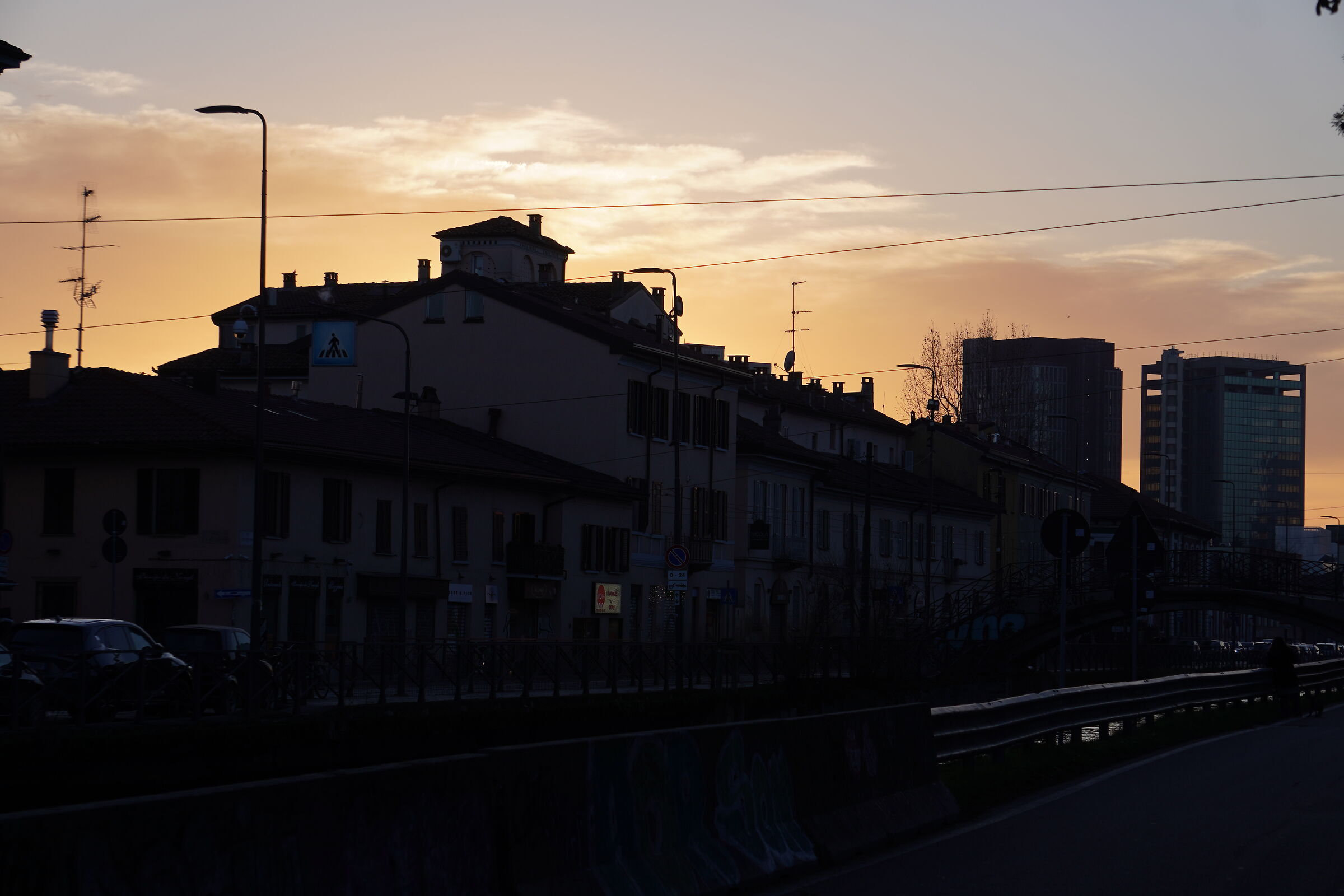 lungo il naviglio a milano