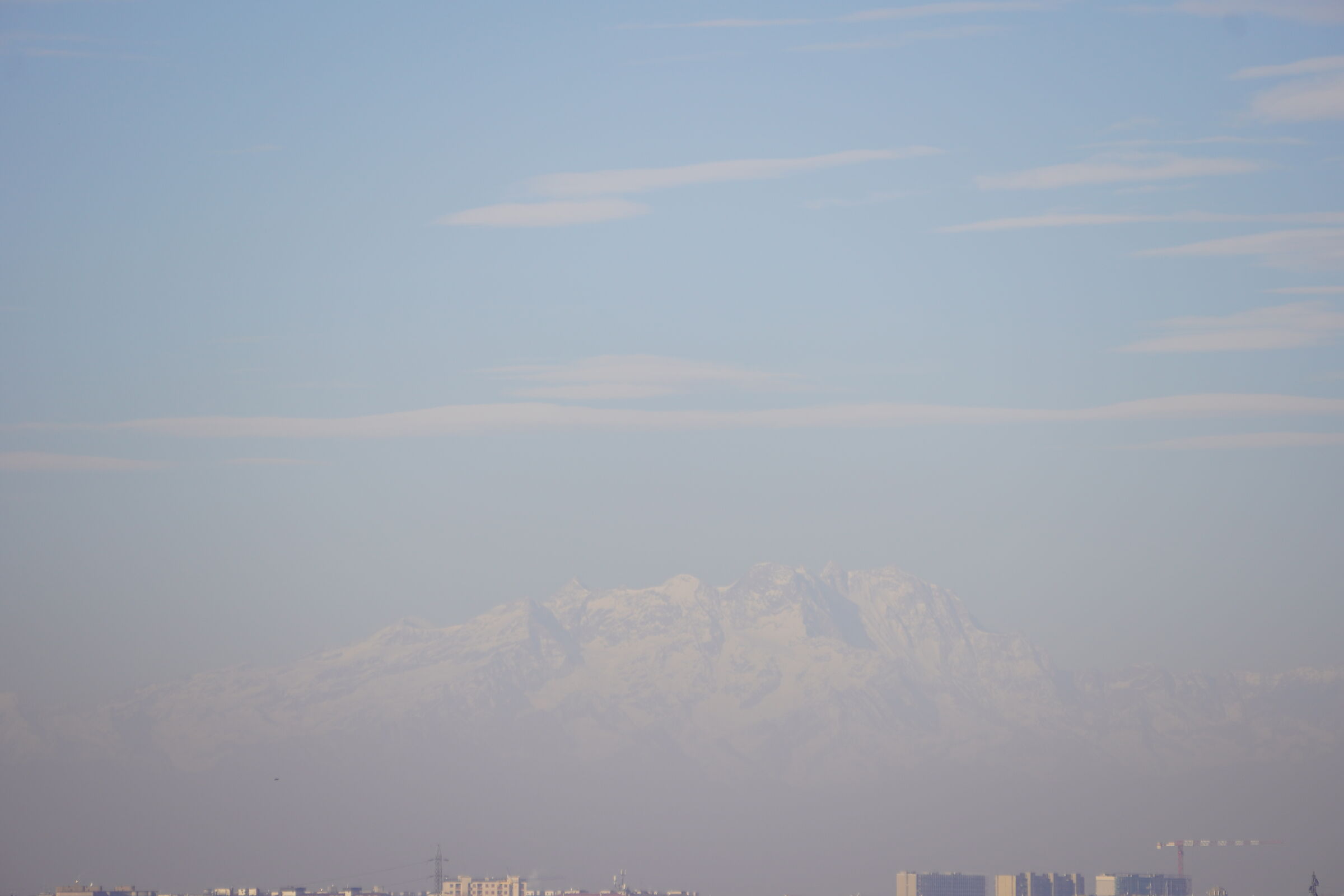 dalla finestra il Monte Rosa a Natale 2024 da Milano-