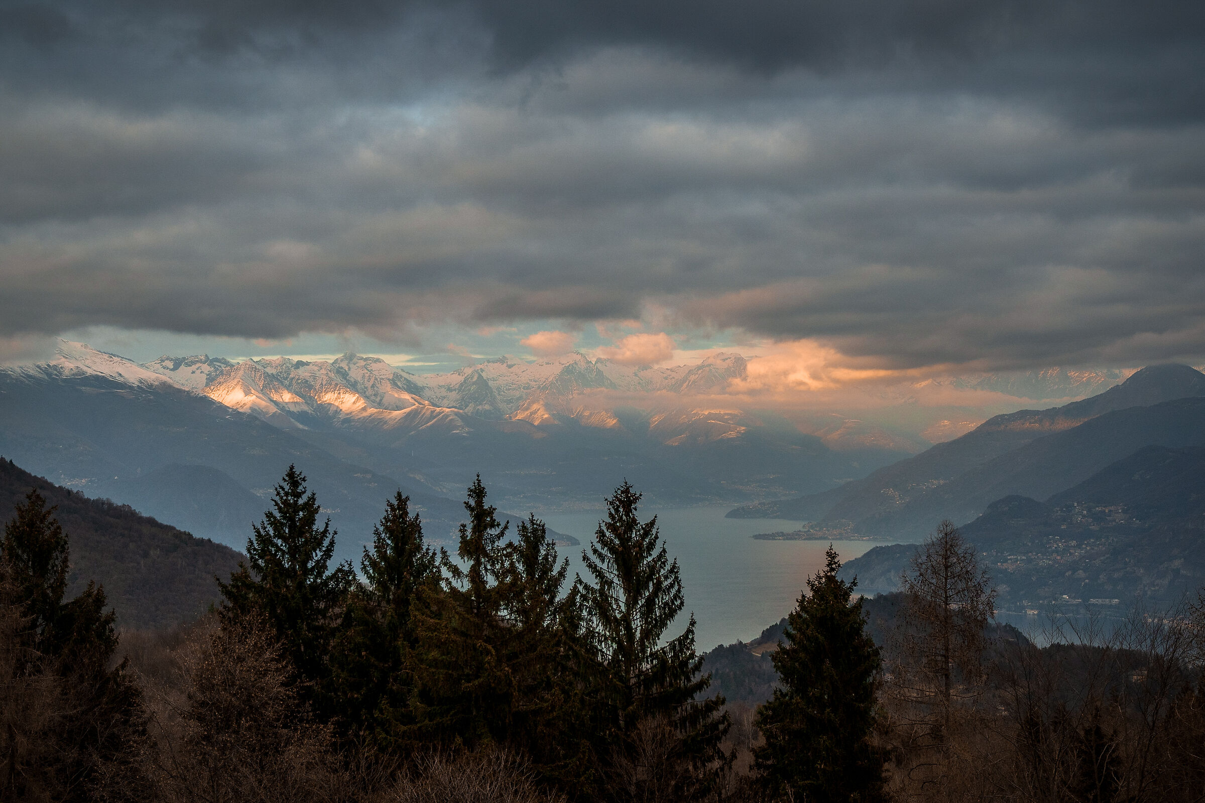Un sottile tramonto dal monte San Primo