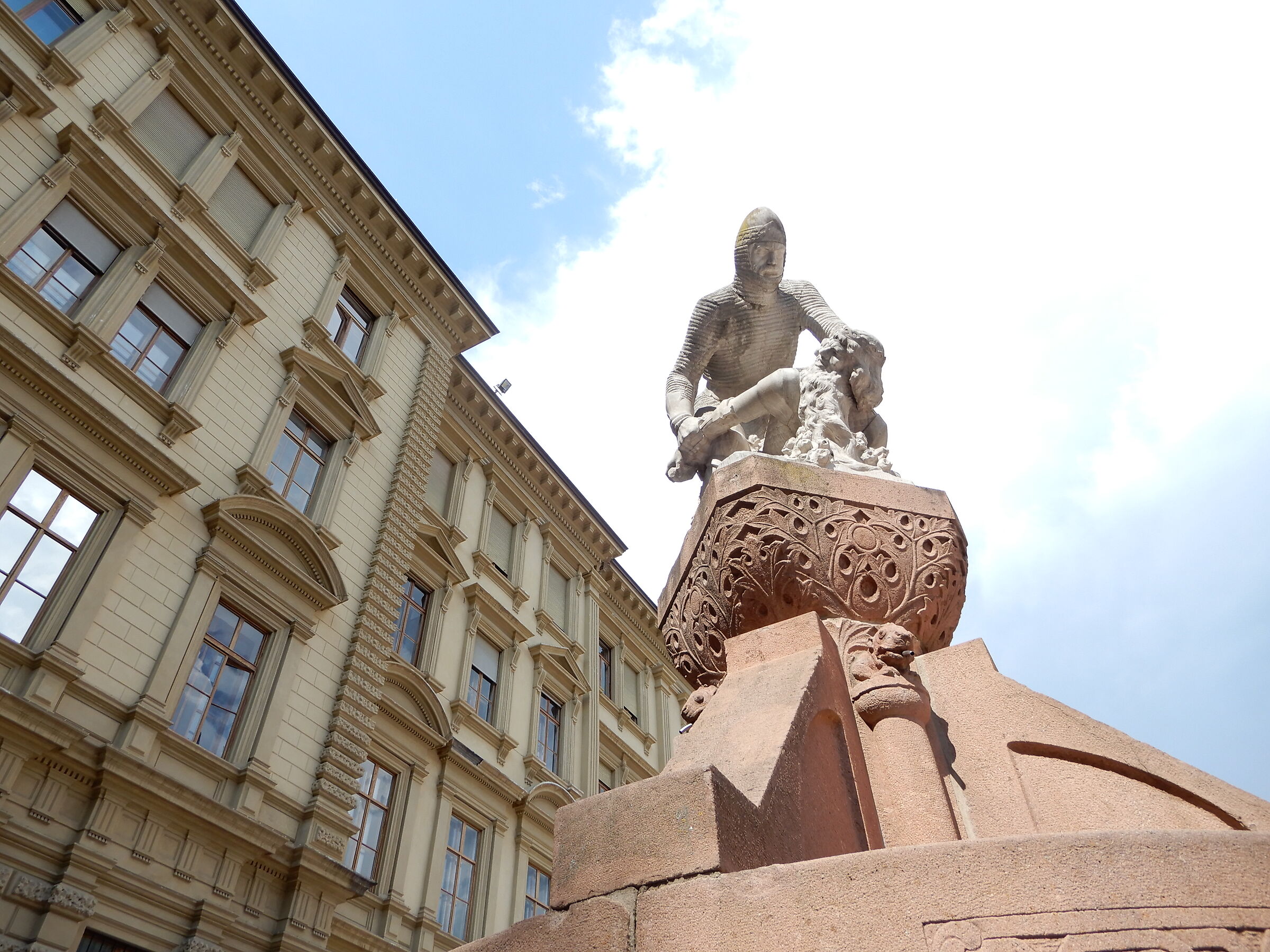 Bolzano - Piazza Magnago - monumento a Re Laurino