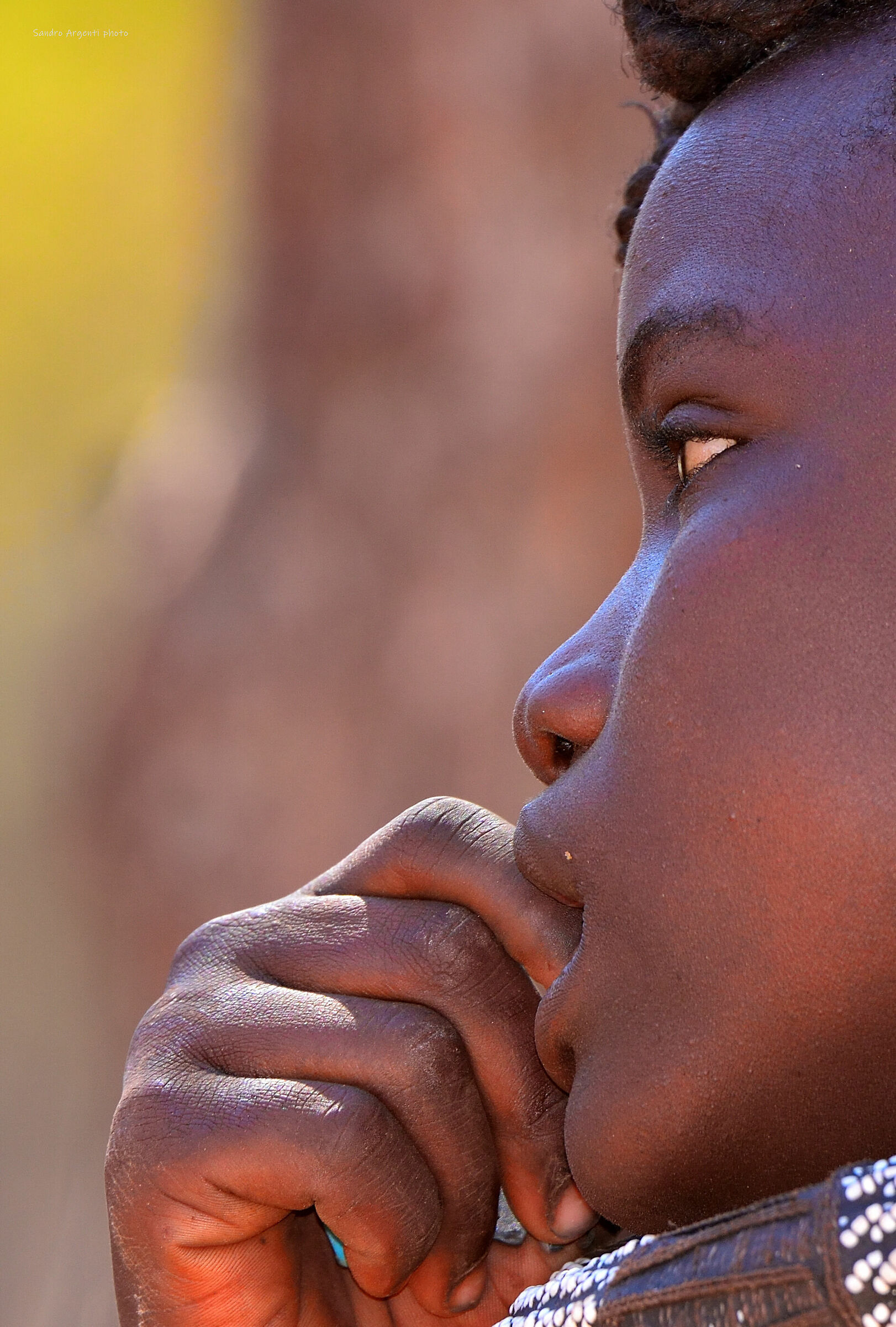 Sguardo pensieroso di una ragazza namibiana.
