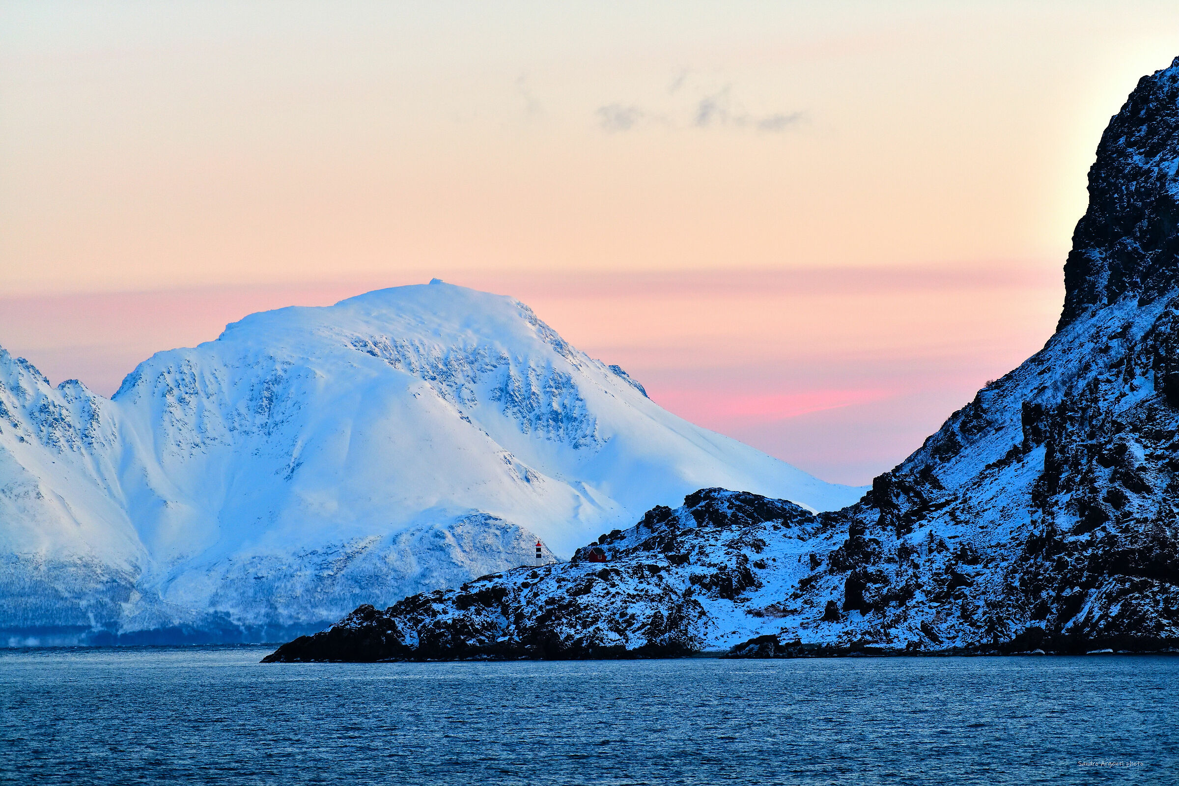 Un faro nei colori dell'inverno artico.