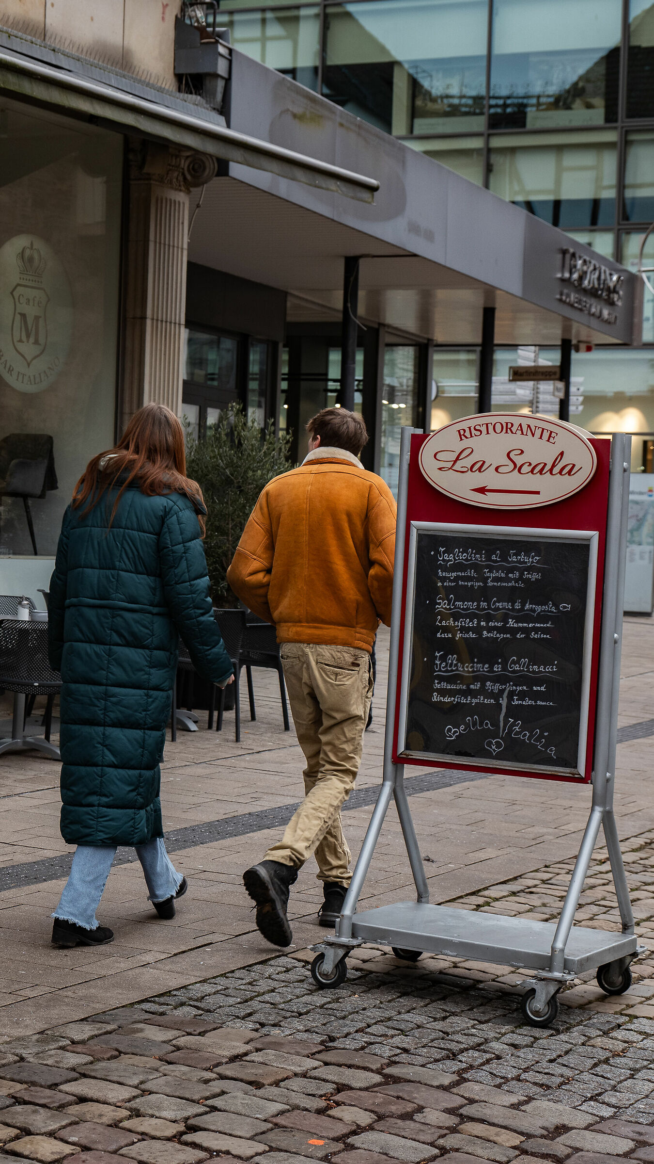 Shall we enter this restaurant?