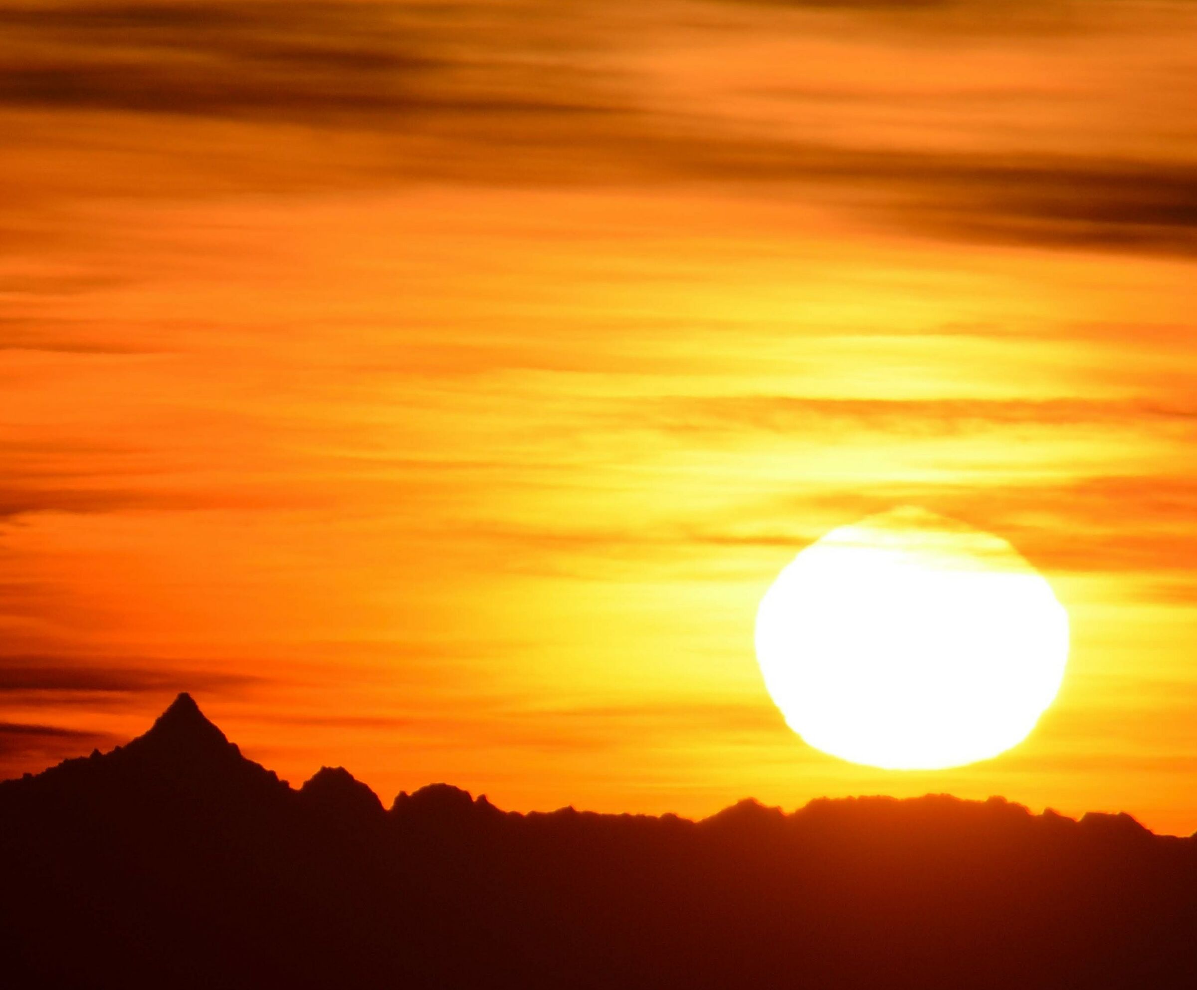 Tramonto invernale con profilo del Monviso