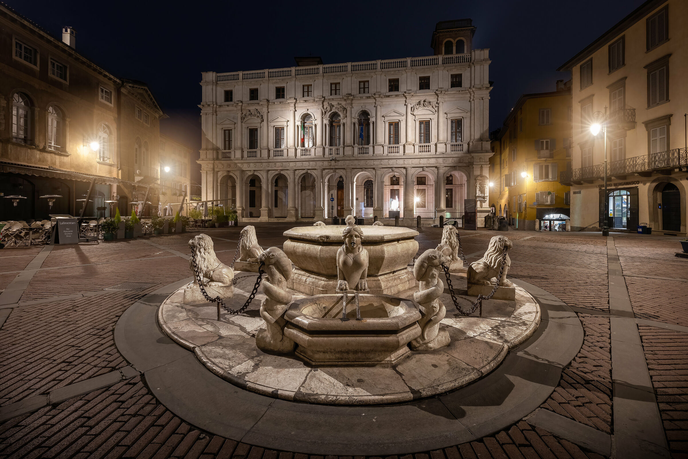 La piazza vecchia è la sua fontana