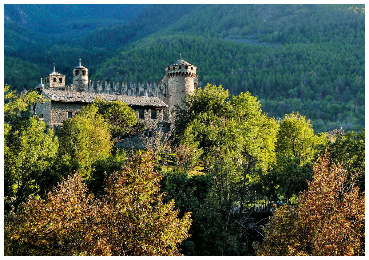 Luce del tramonto sul castello di Fenis