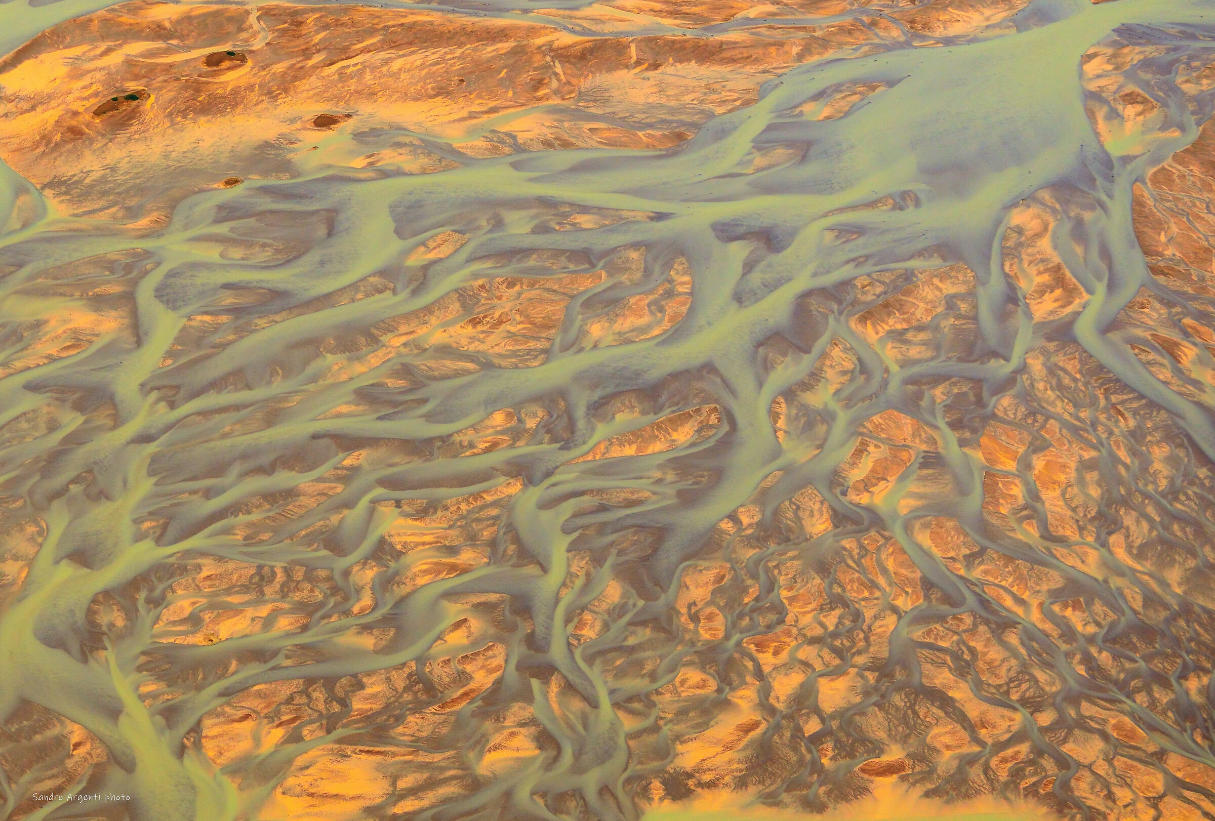 Fiume che scorre dai ghiacciai verso il mare