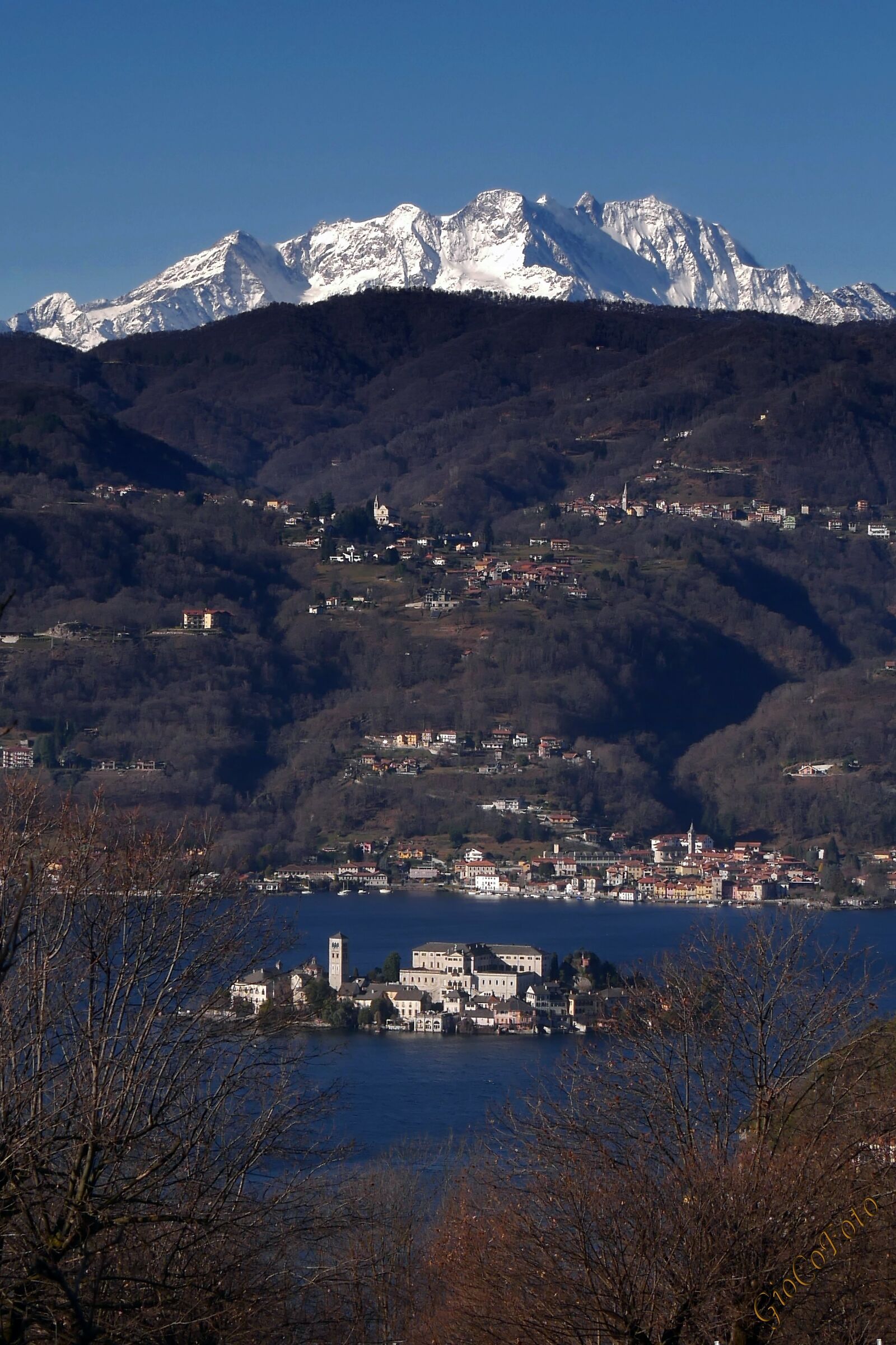 Il gigante allo specchio