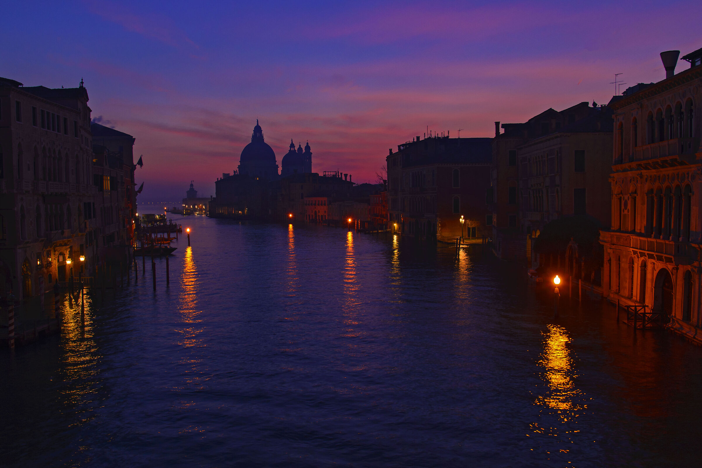 Alba a Venezia dal ponte dell'accademia