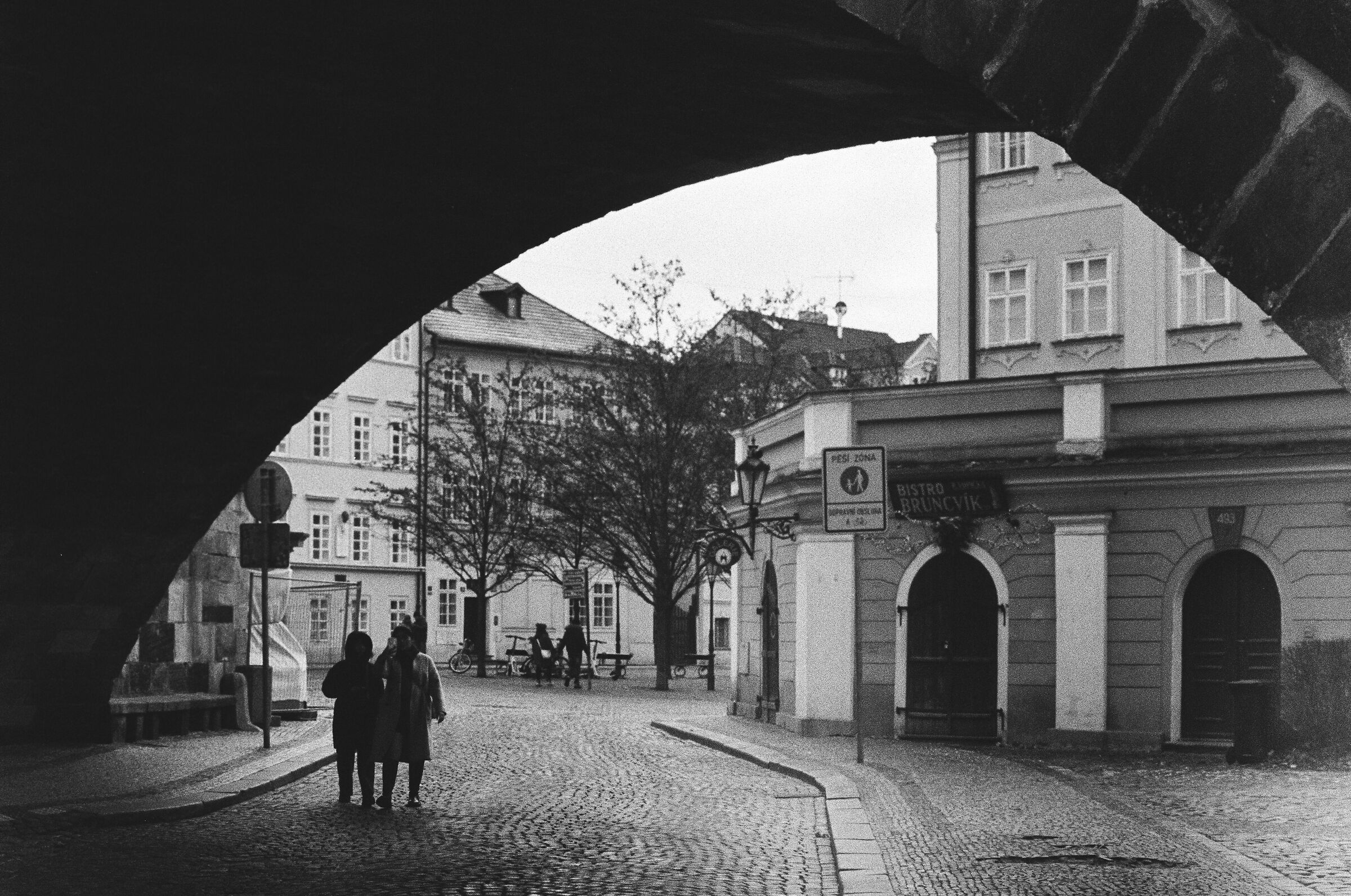 Geometrie sotto il Ponte Carlo