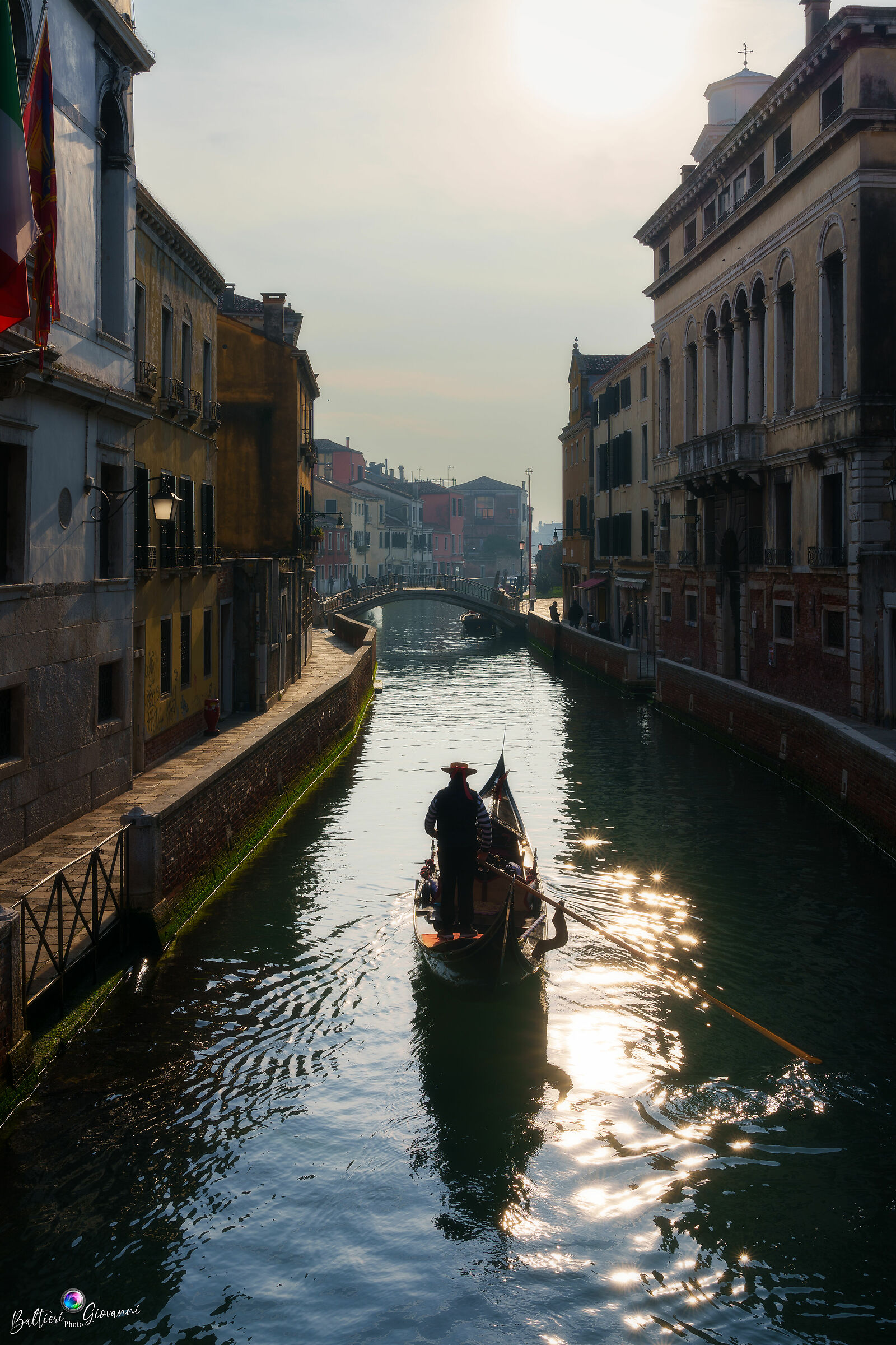 Gondola in controluce