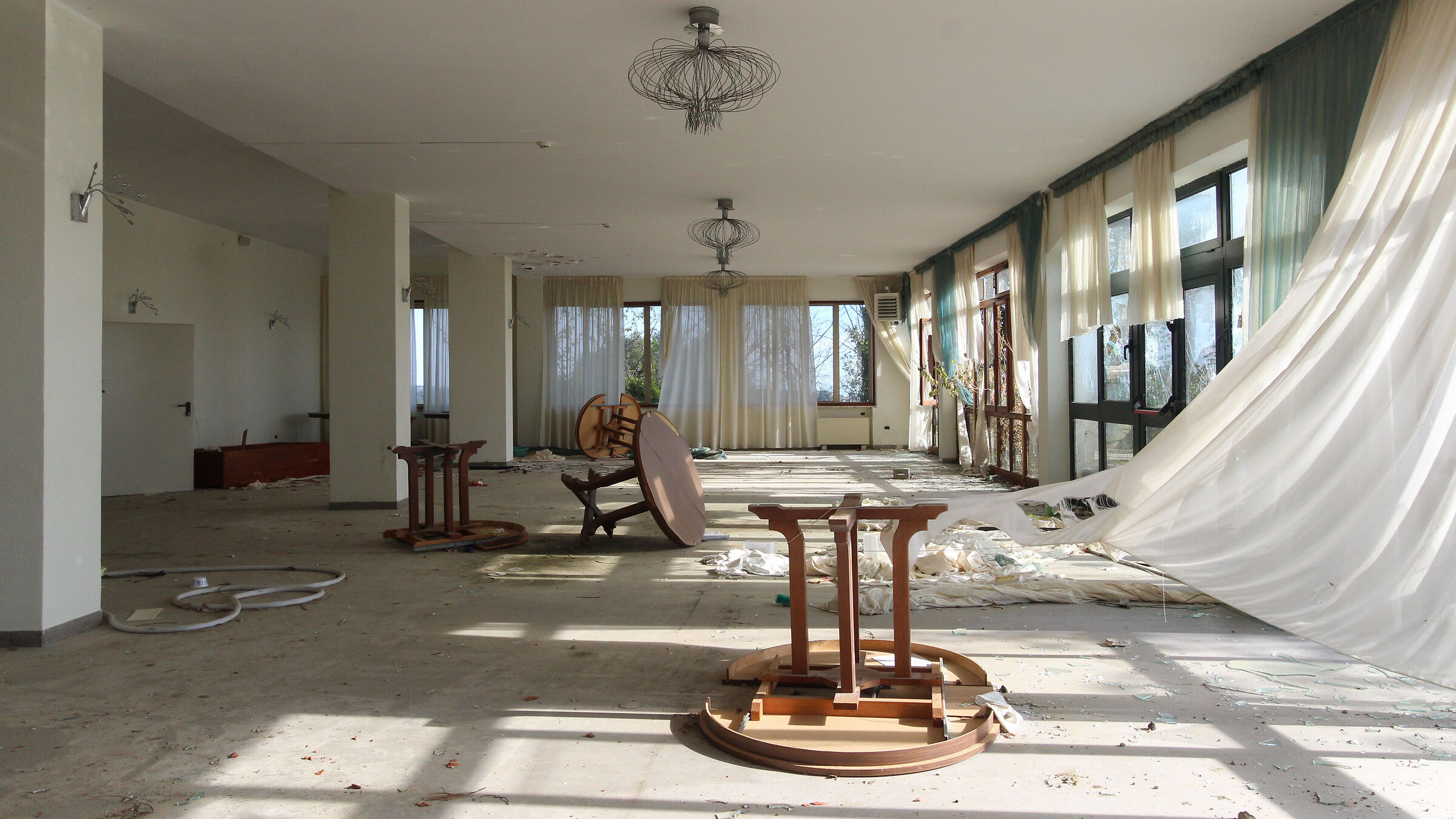 Hotel ristorante abbandonato sulle colline marchigiane