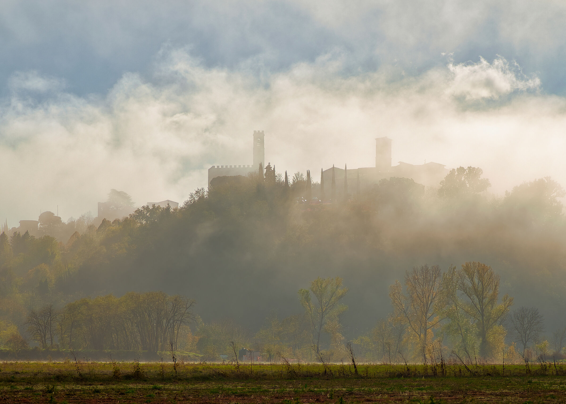 Il Castello di Poppi emerge dalla nebbia