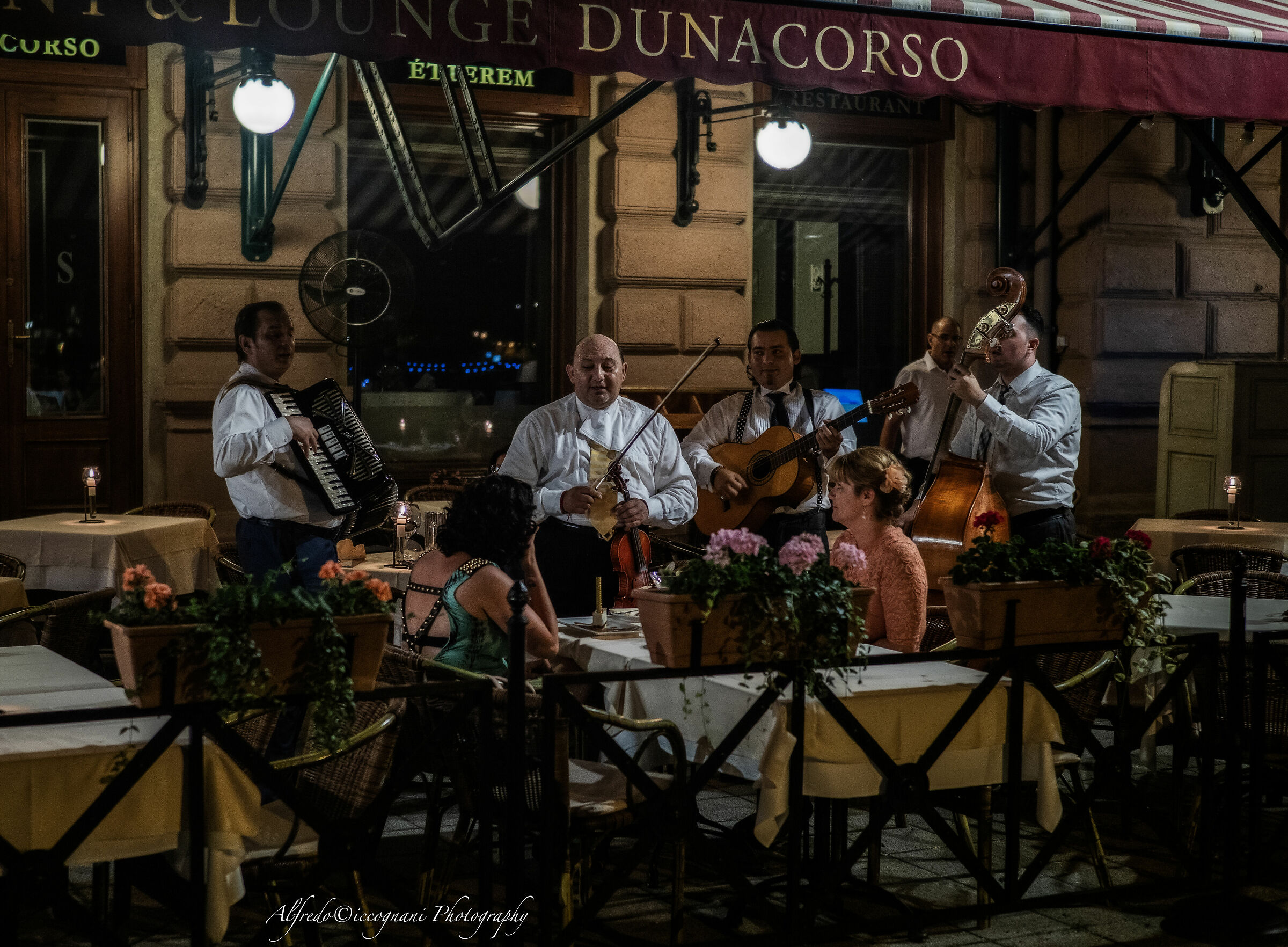 A dinner to the sound of music