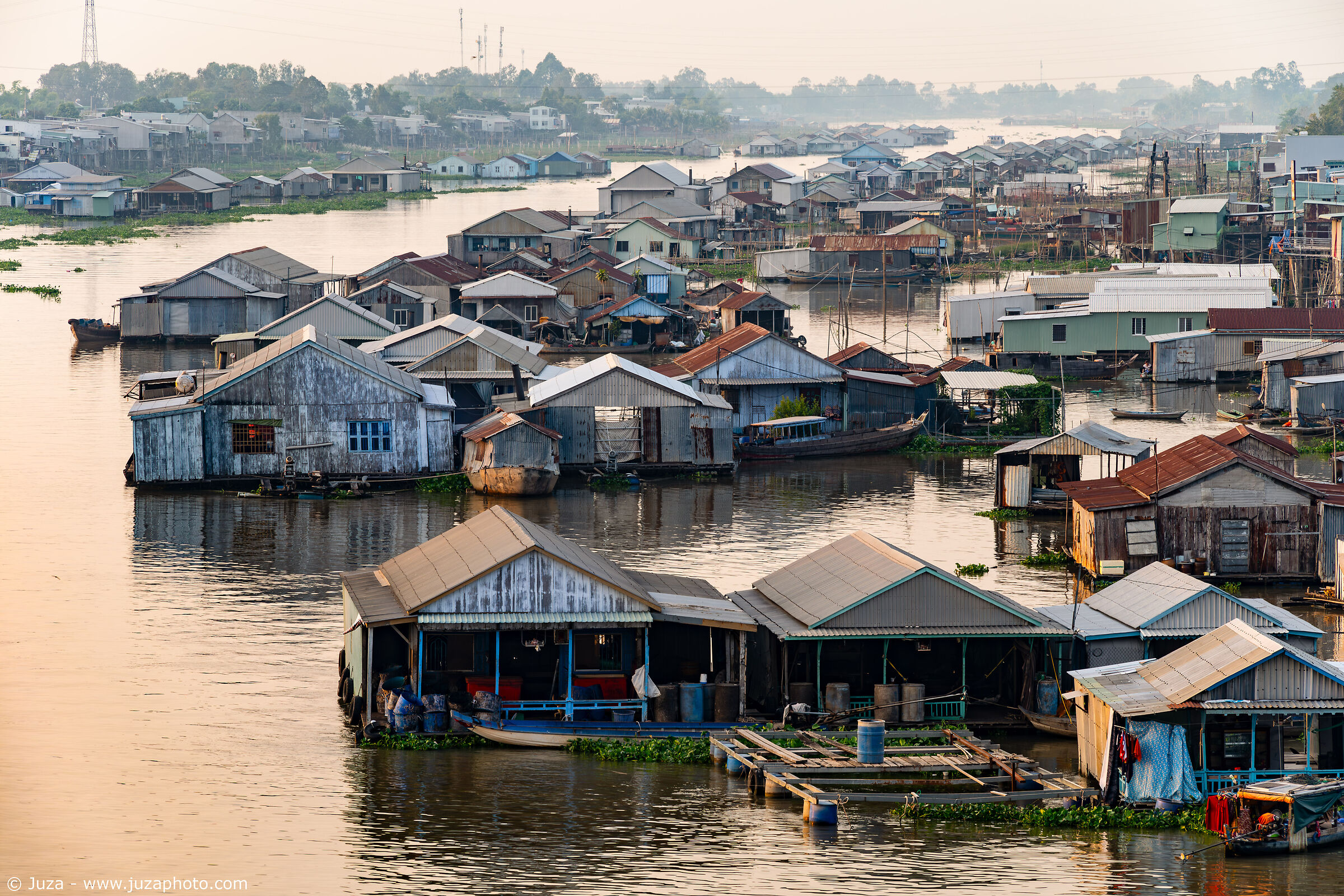 Tramonto sul villaggio galleggiante di Chau Doc