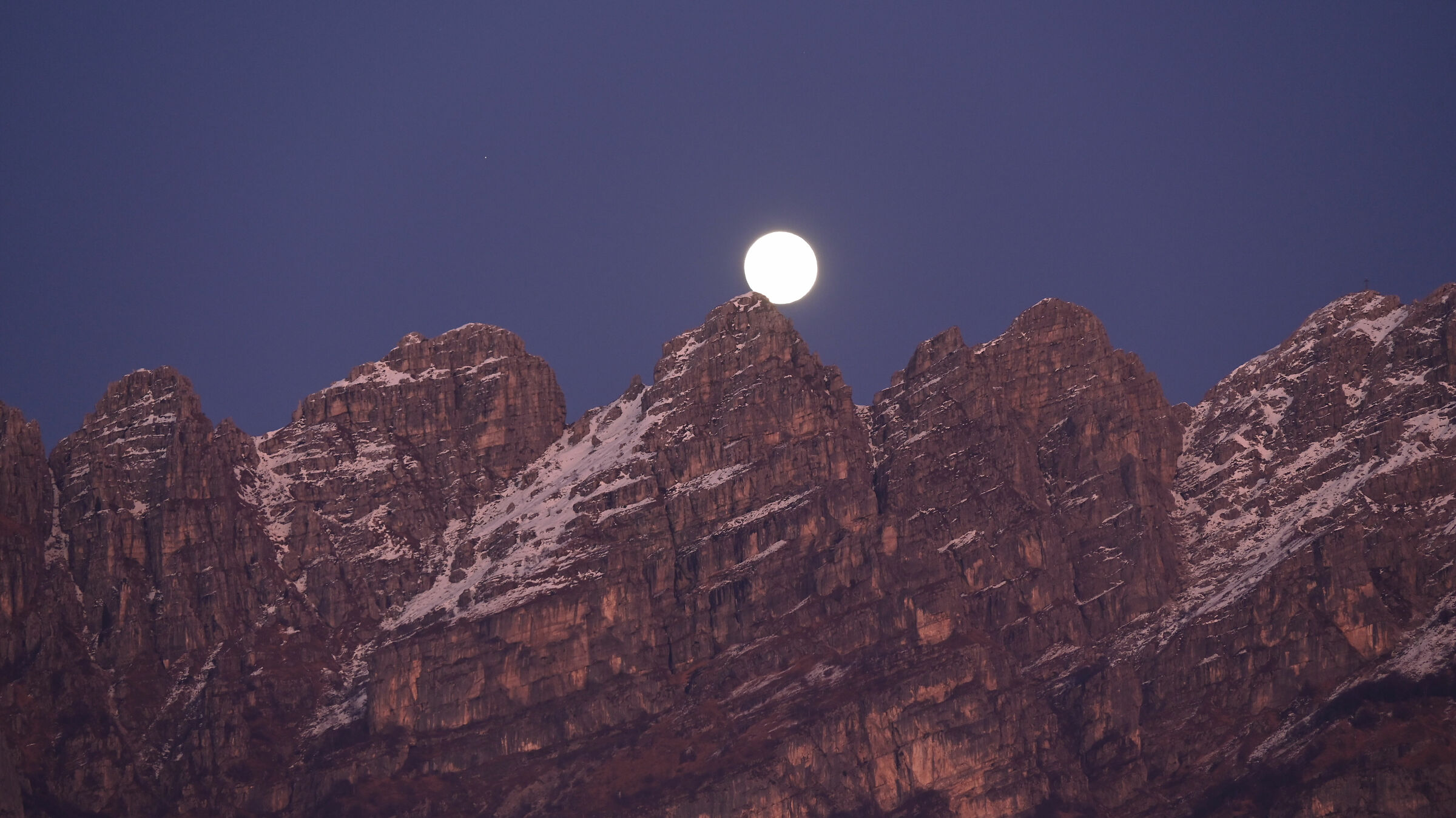 La luna si appoggia sul Resegone