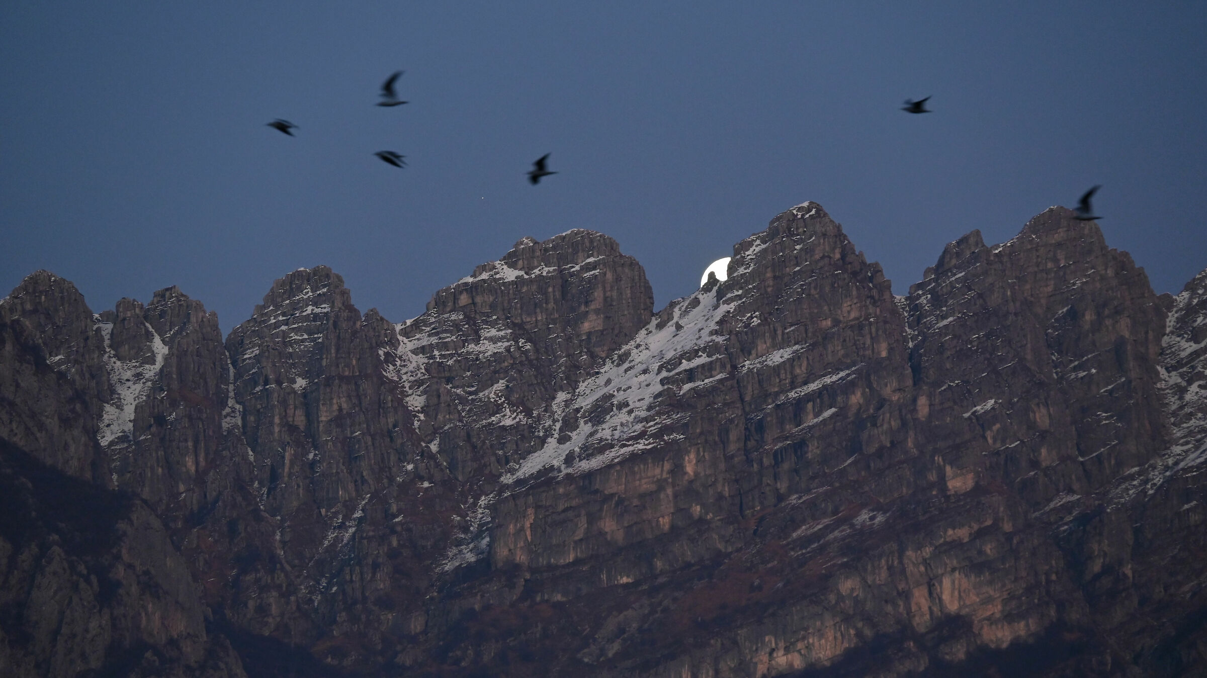 La luna si affaccia dietro al Resegone