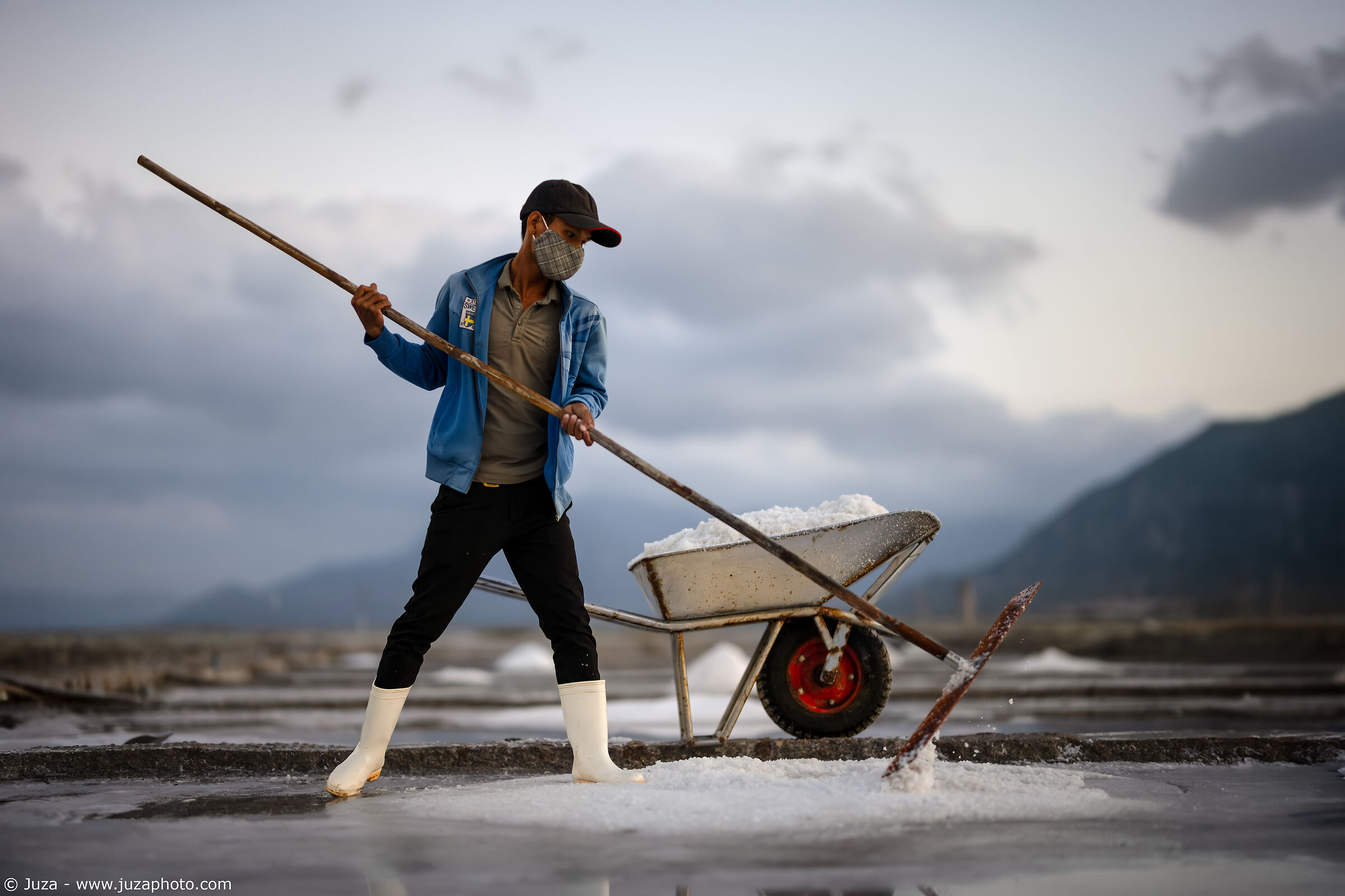 Al lavoro nelle saline di Khanh Tuong