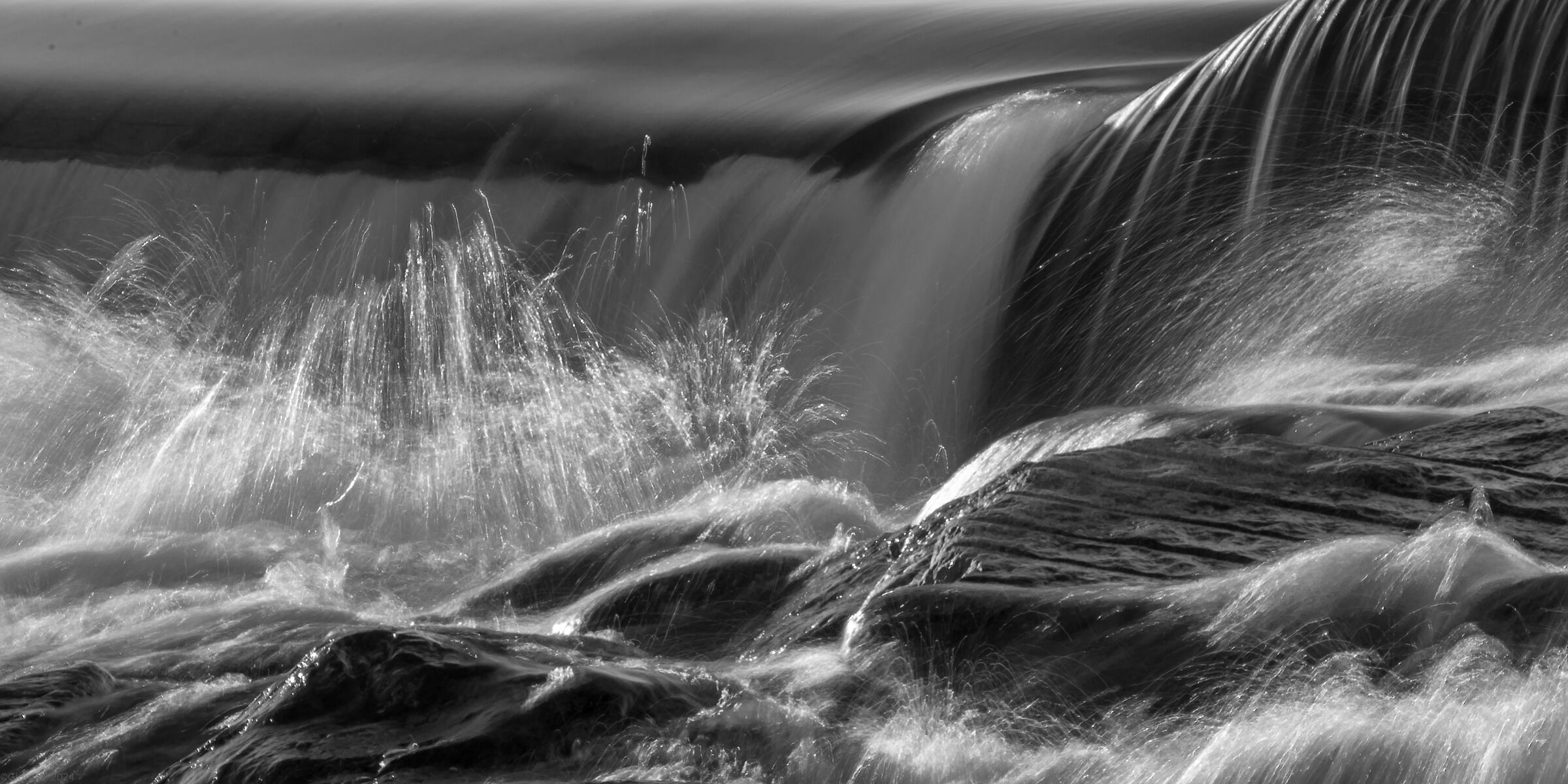 Cascata in bianco e nero