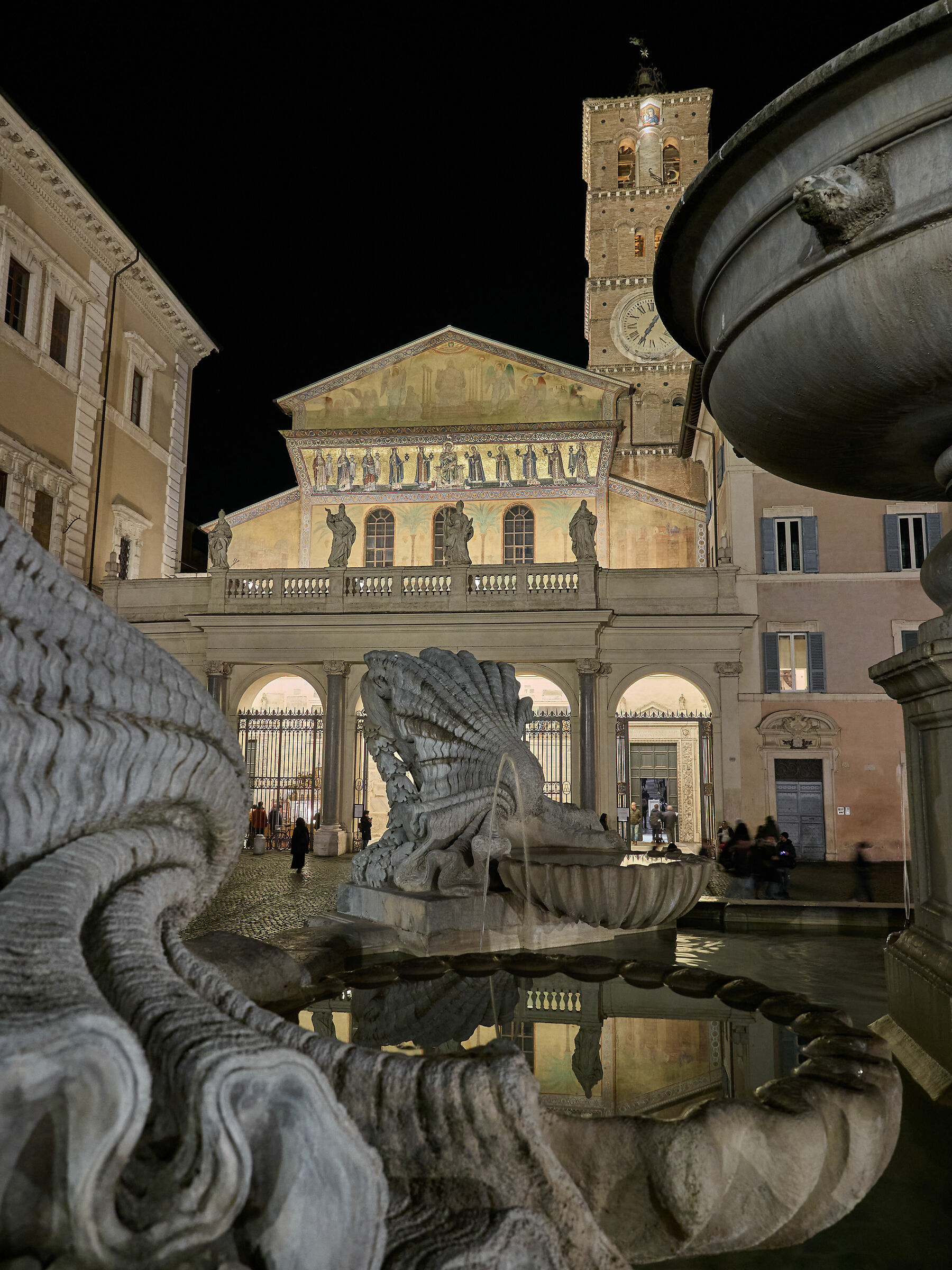 Evitando i turisti di fronte a S. Maria in Trastevere