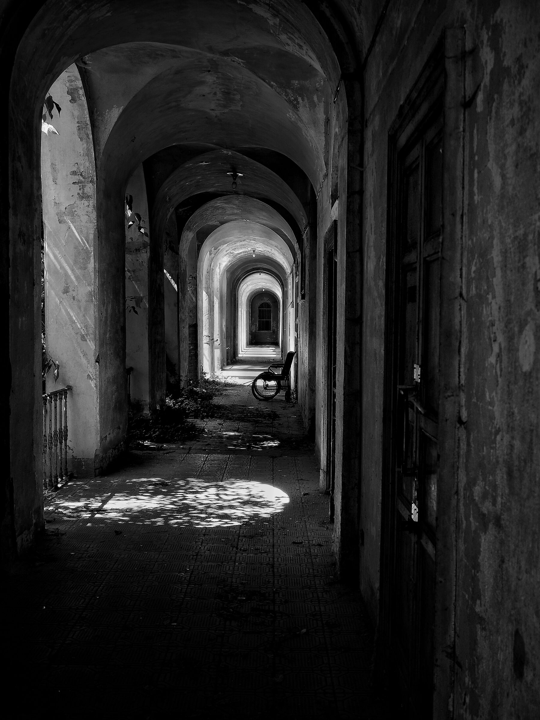 Il corridoio del tempo, tra luci e ombre.