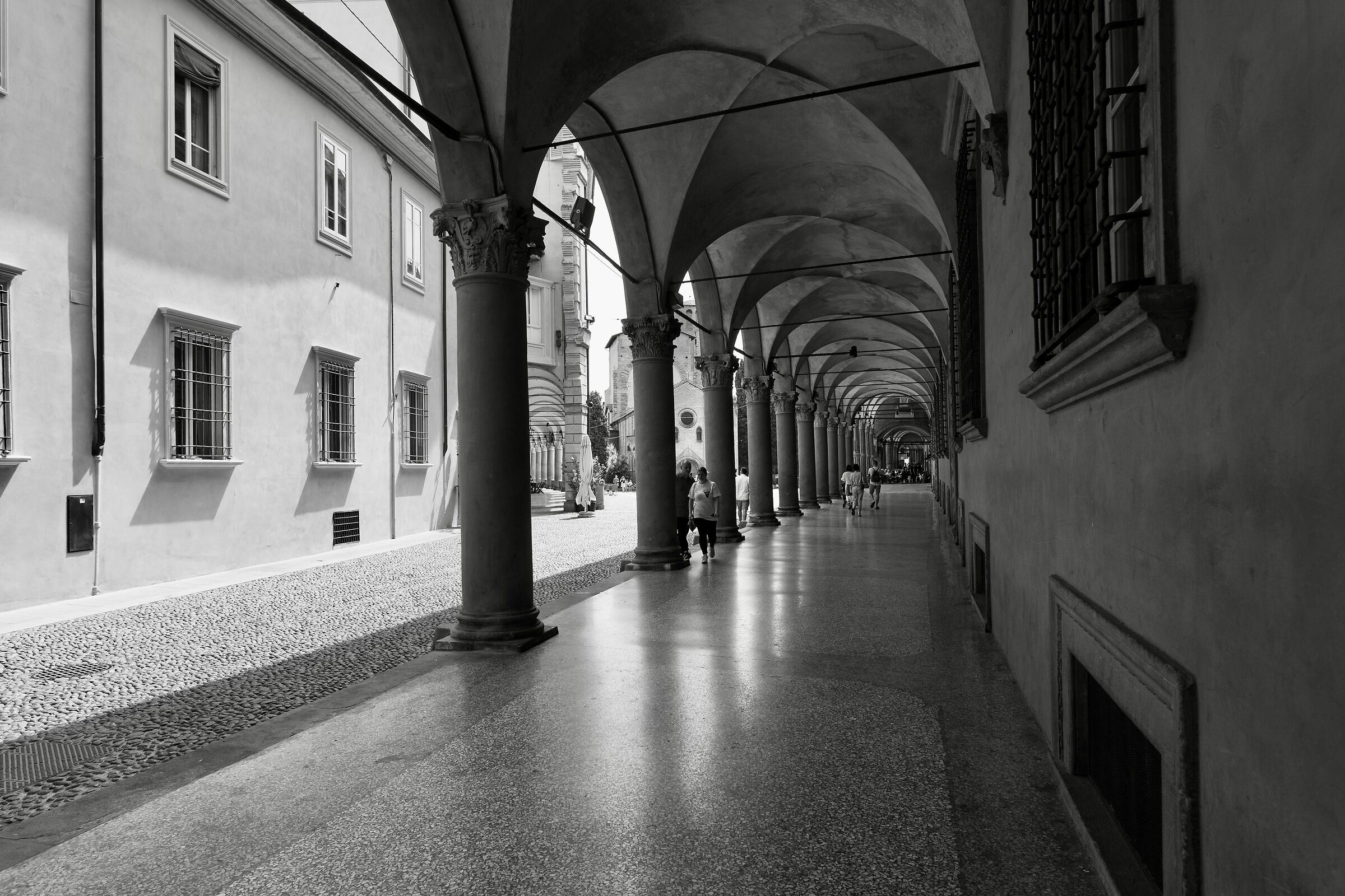 Linee di fuga tra i portici