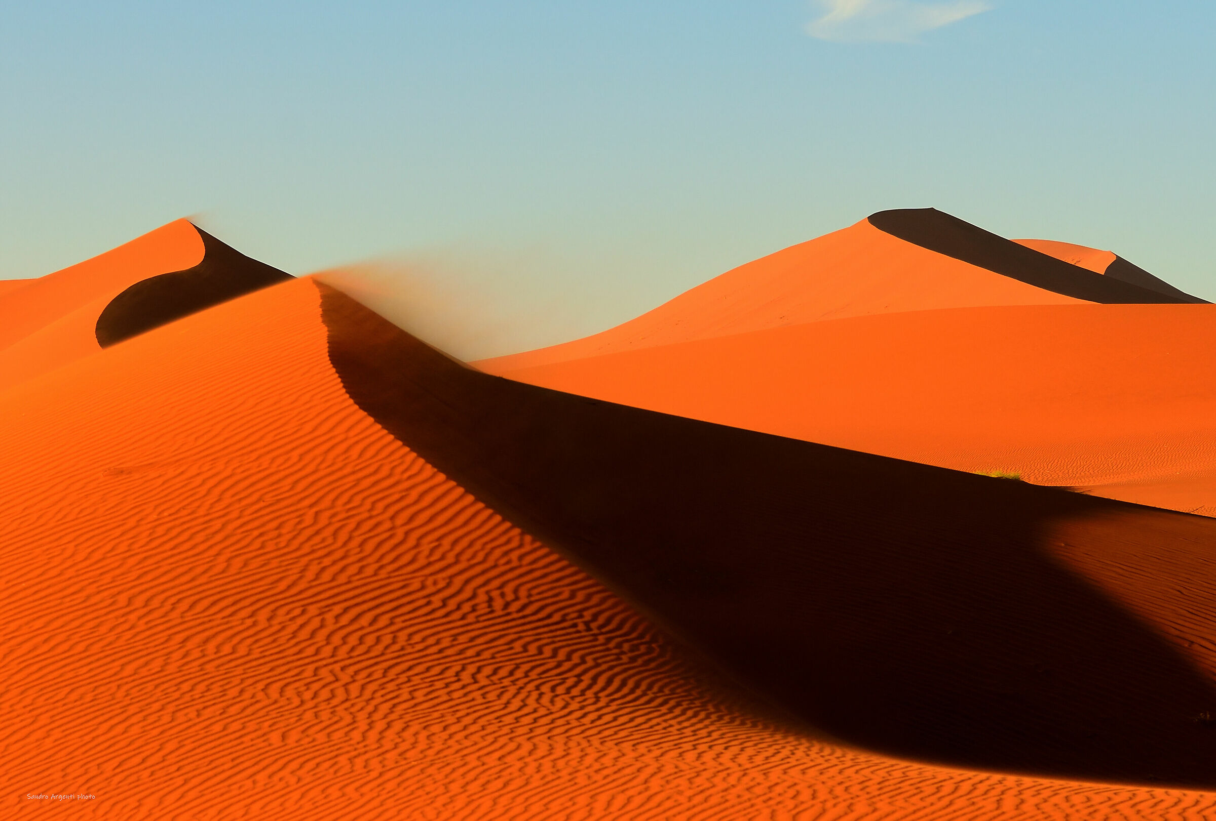 Il vento spazza la cima delle dune.