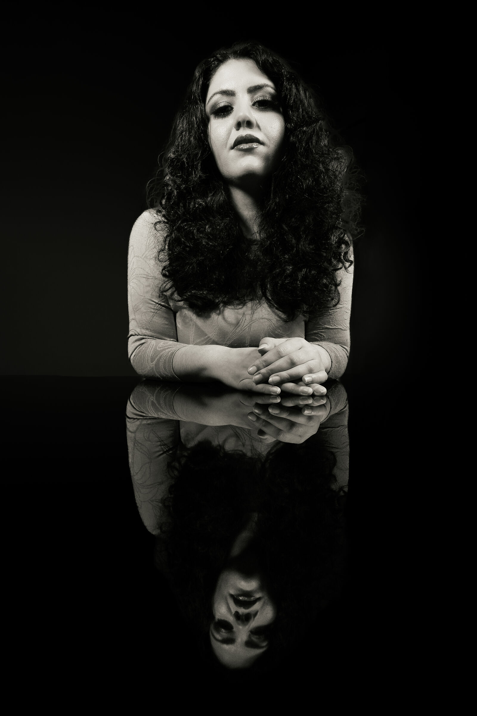 Riflesso di cantante su pianoforte