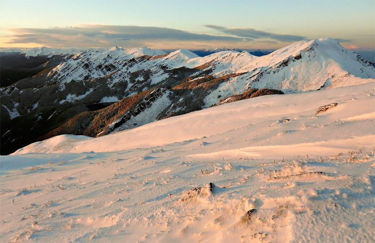 neve di maggio sotto la luce dell'alba