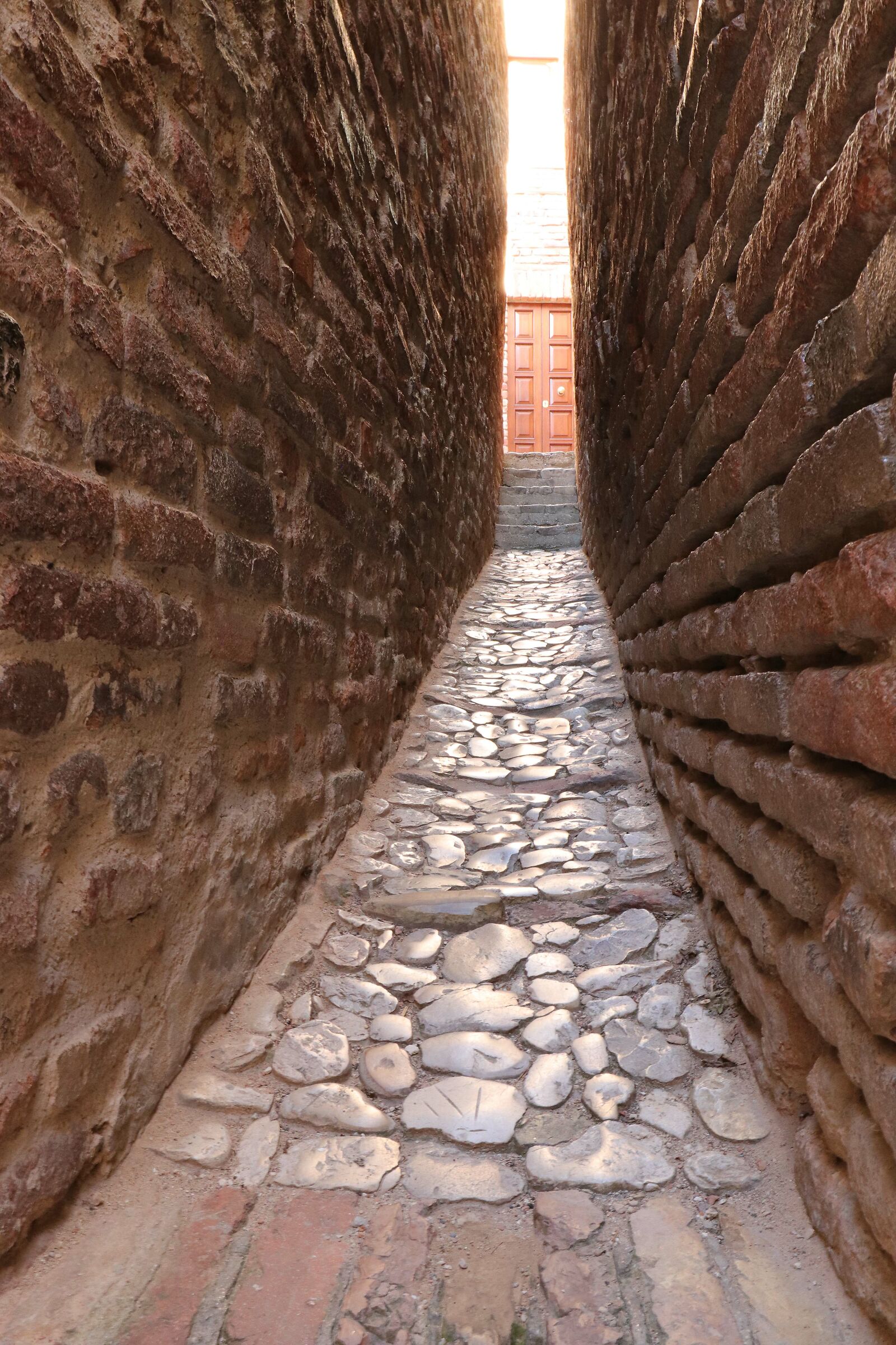 Il vicolo più stretto d'Italia - Ripatransone (ap...