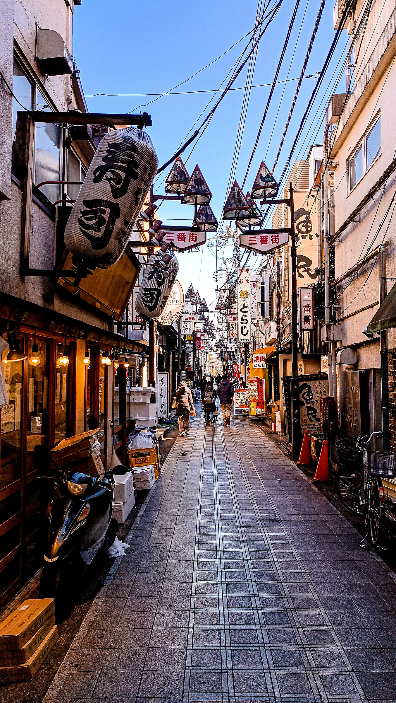 Via laterale vicino a Nakano Broadway