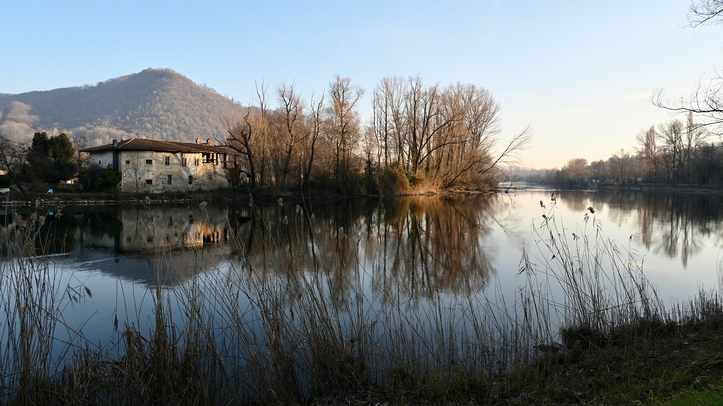 Antico casolare lungo l'Adda