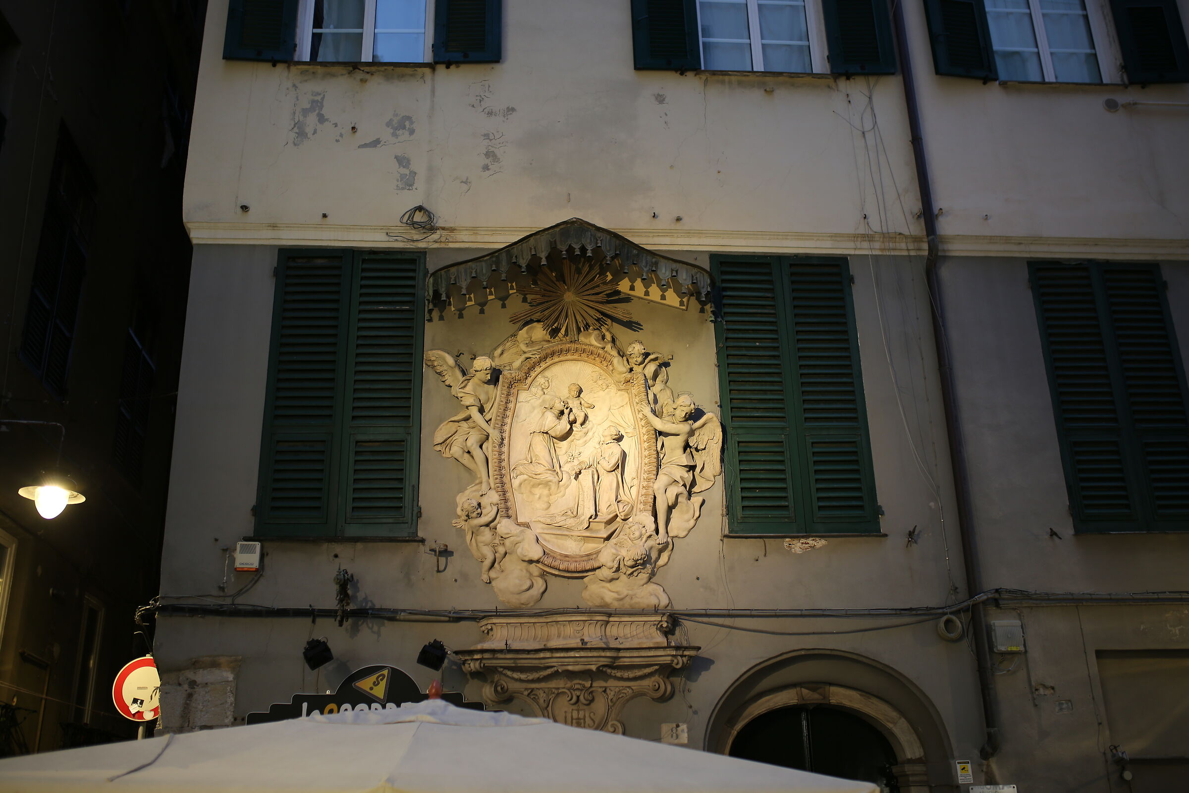 Tra i caruggi genovesi