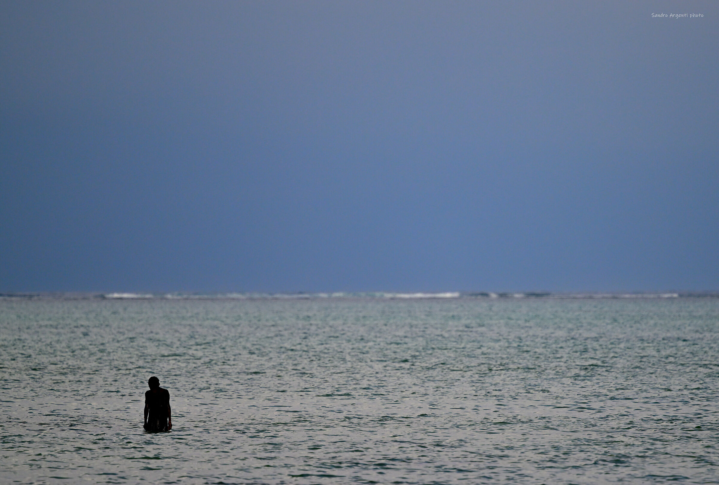 Stanco al termine di una giornata di pesca a nuoto.