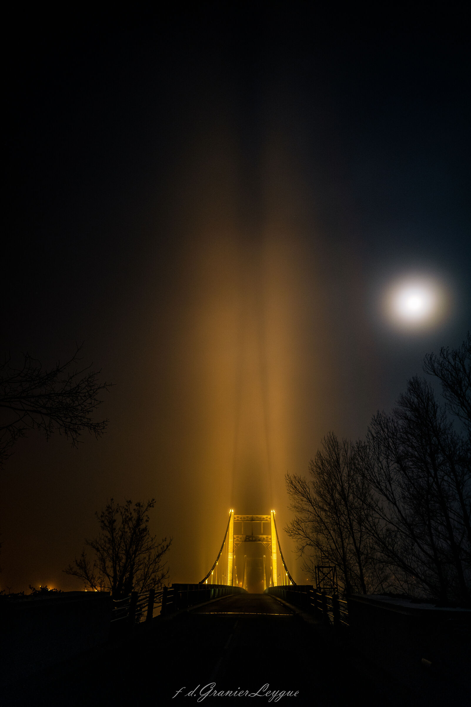 Il ponte del porto sotto la luna