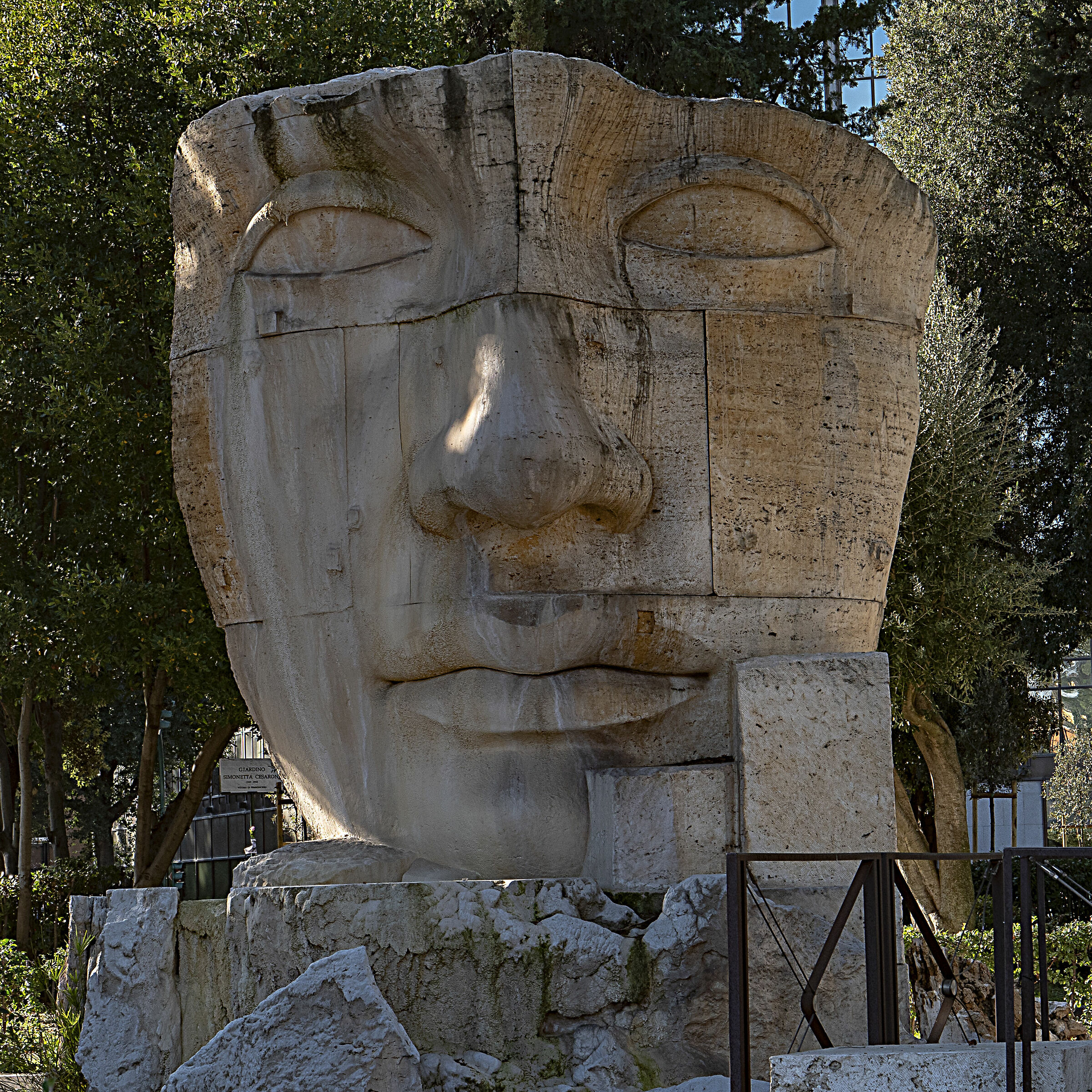Fontana Dea Roma di Mitoraj