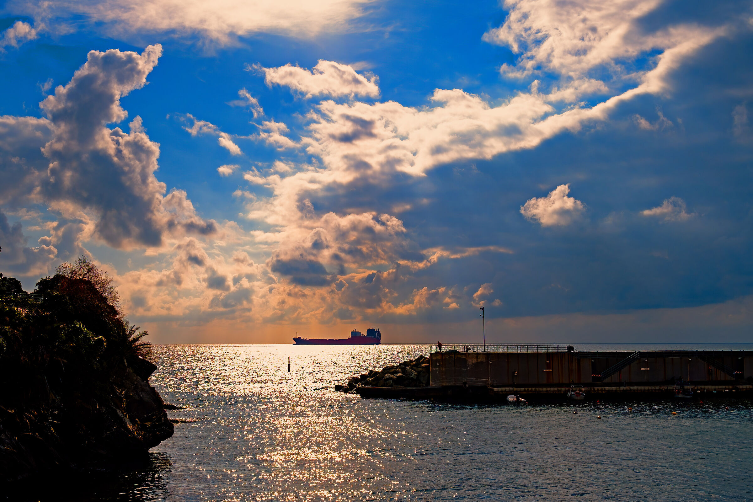 E la in mezzo al mar...............