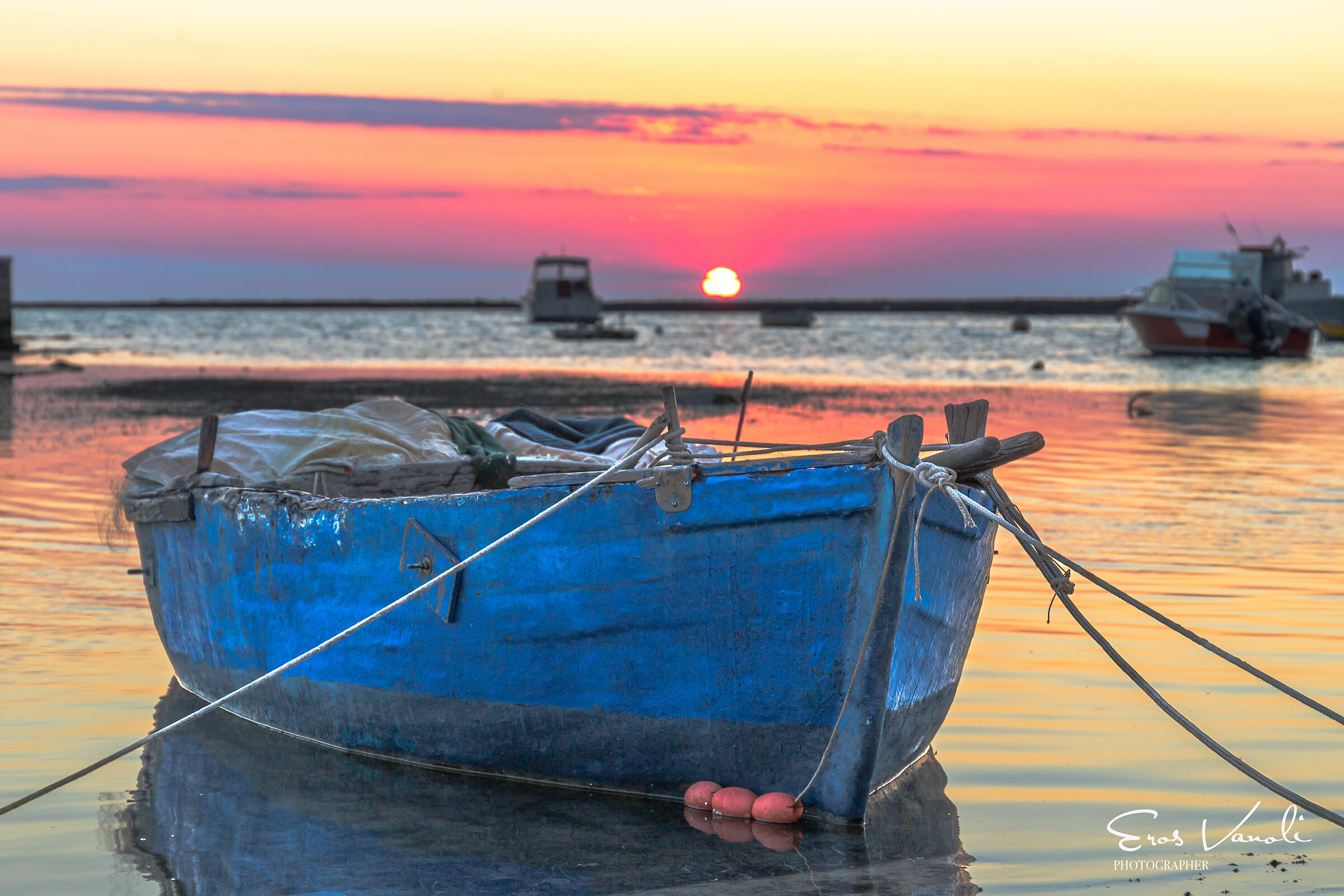 Solitario come una barca al tramonto d'inverno