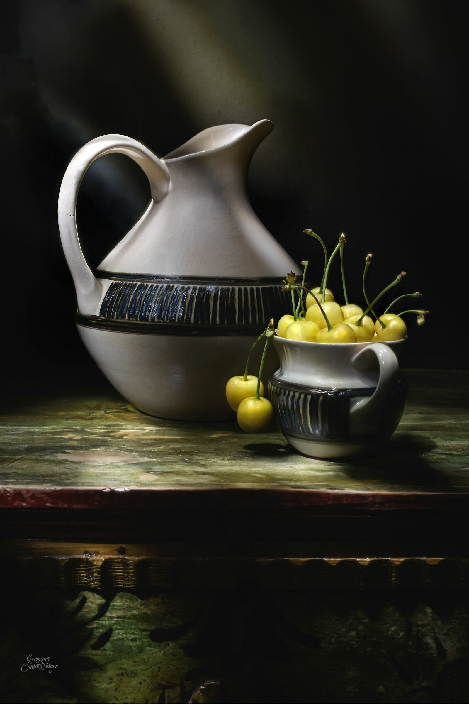 Caraffa e ciliegie gialle