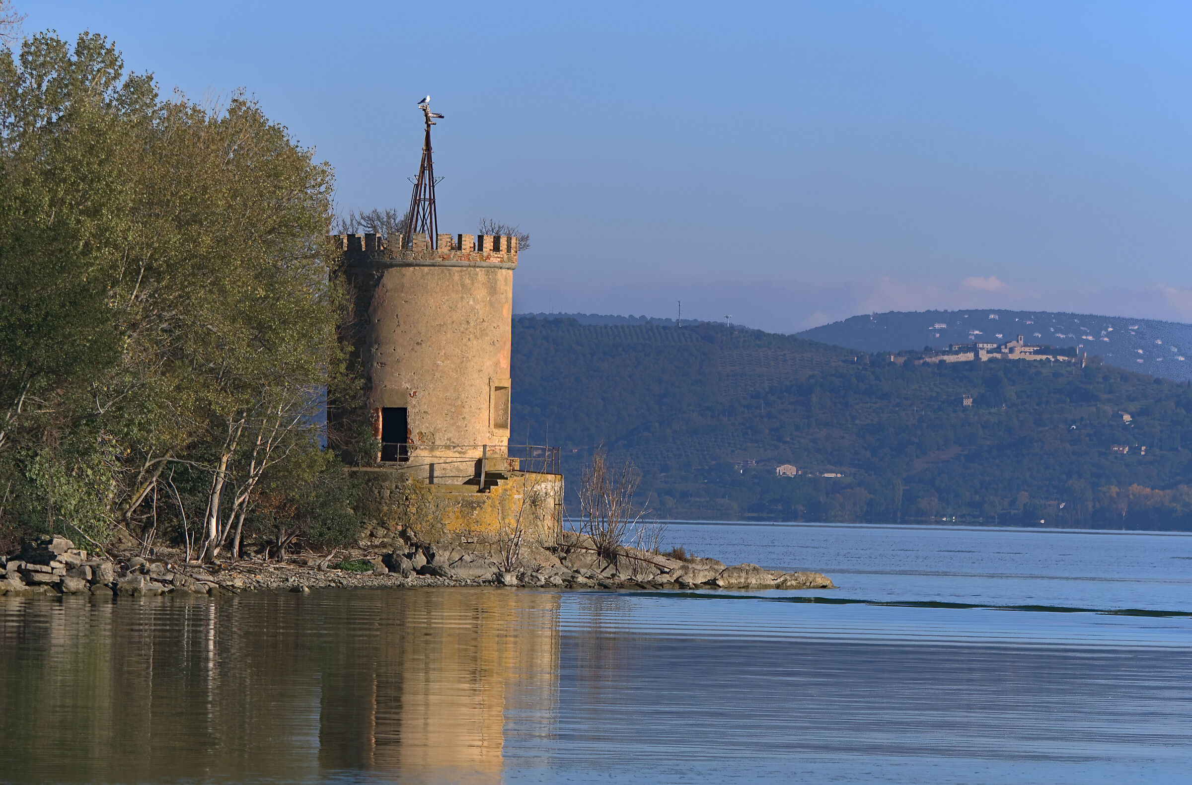 Antica torre sul Lago Trasimeno
