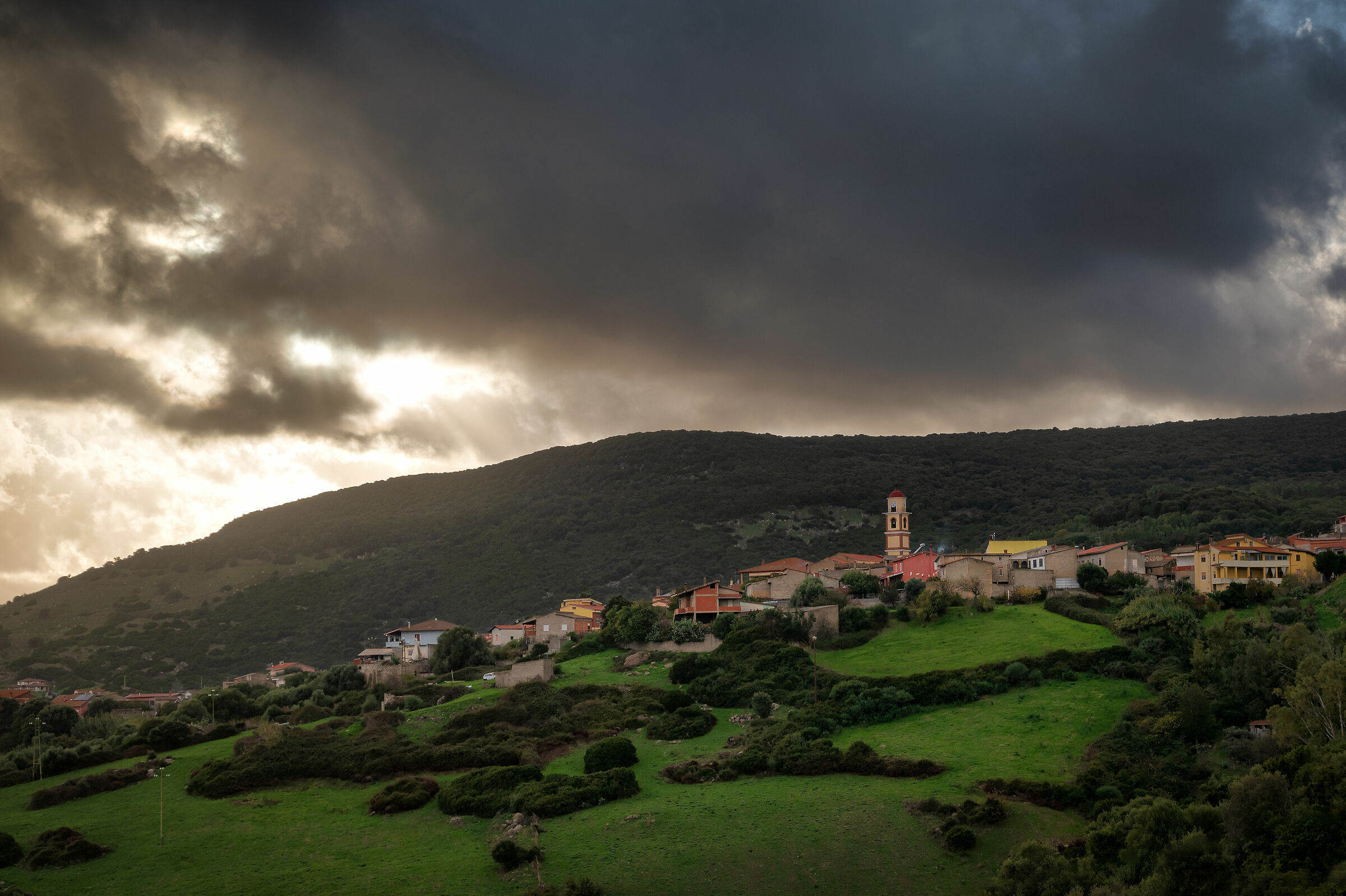 Tramonto Tempestoso su Morgongiori