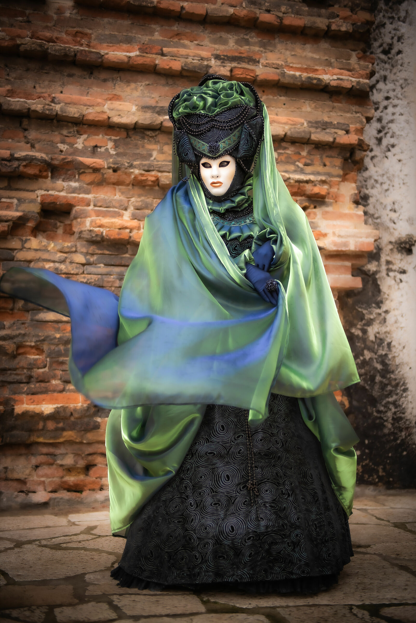 The mask with the shawl in iridescent colors.