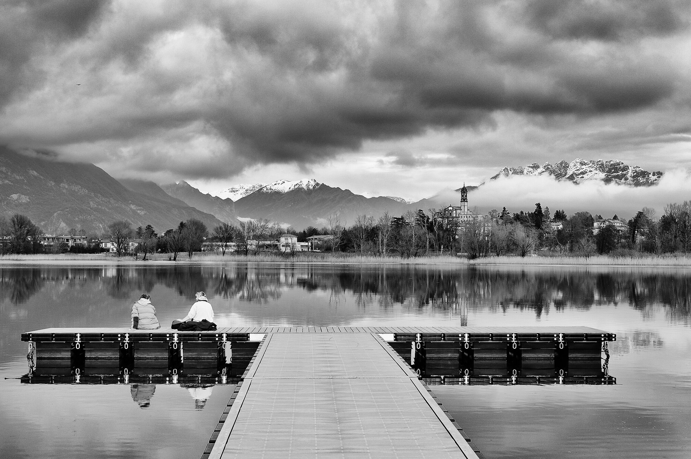 Vista lago Pusiano bw