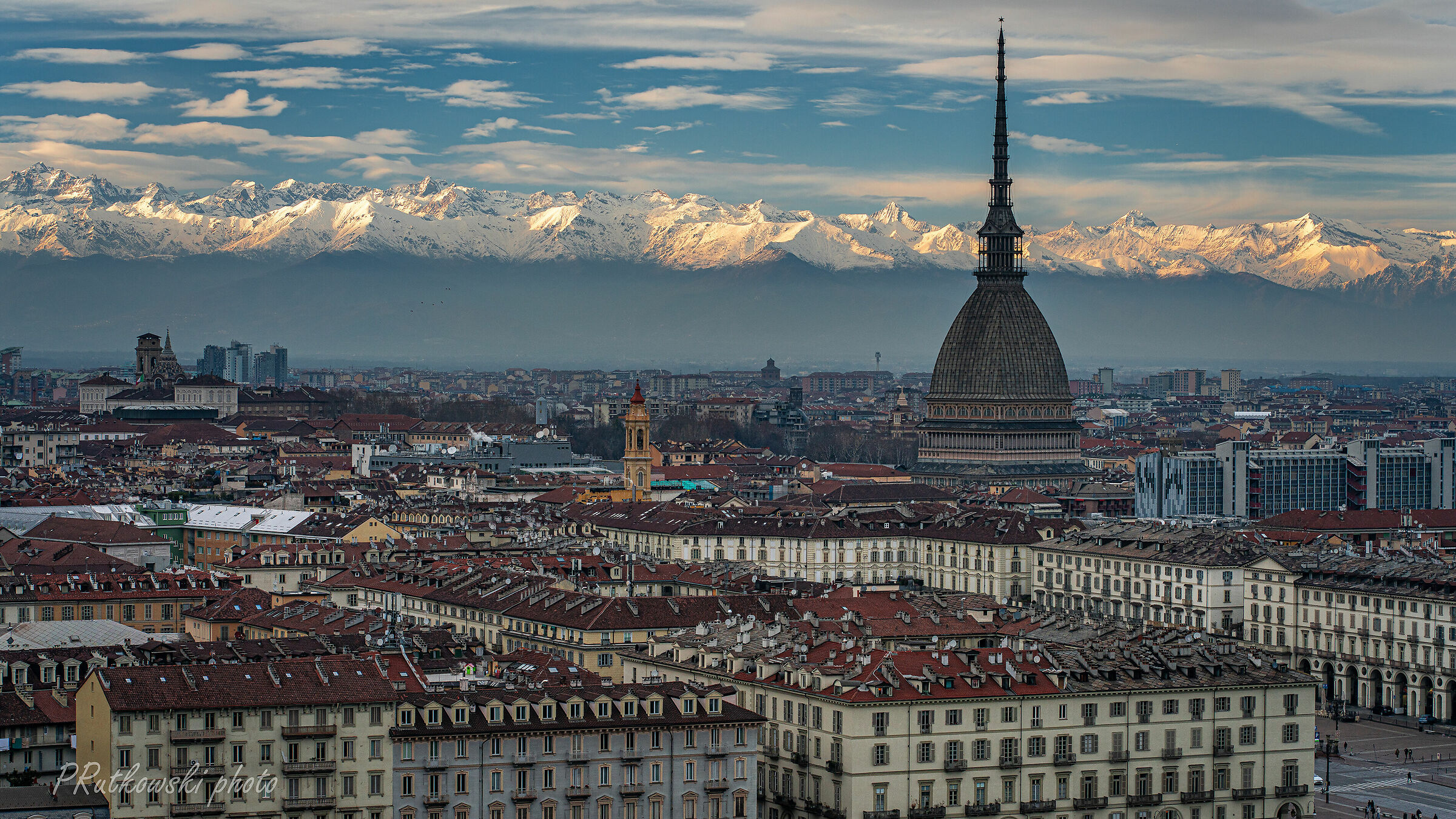 Panorama Torino na tle Alp.