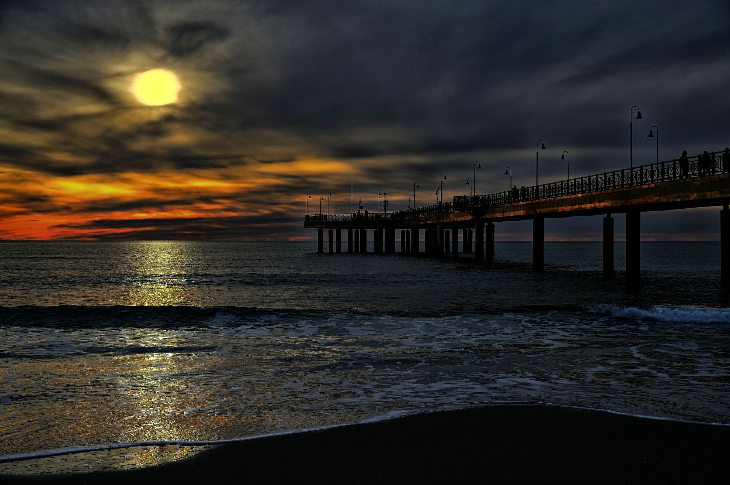 Tramonto sul pontile di Marina di Pietrasanta