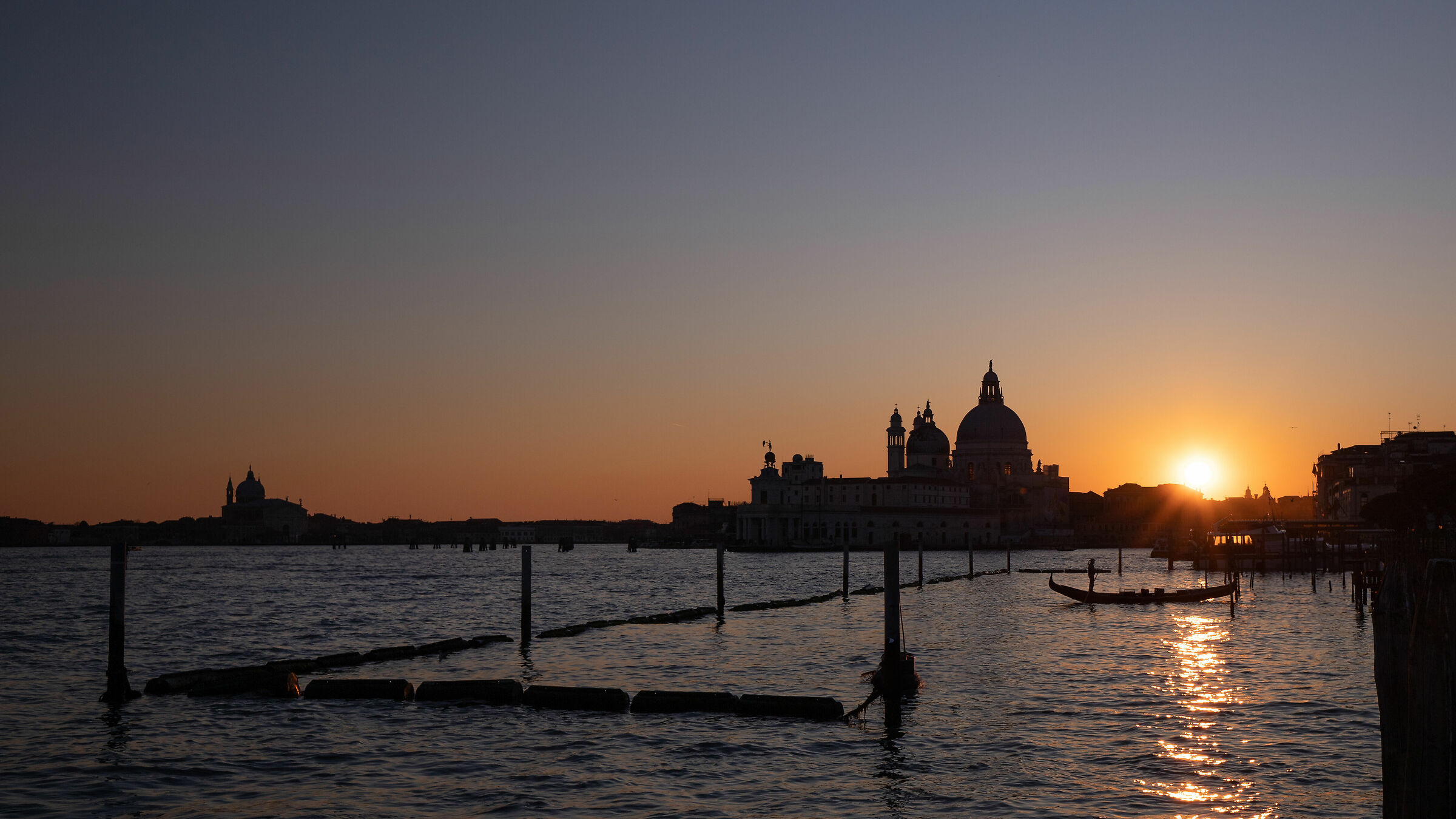 Il rientro del gondoliere al tramonto