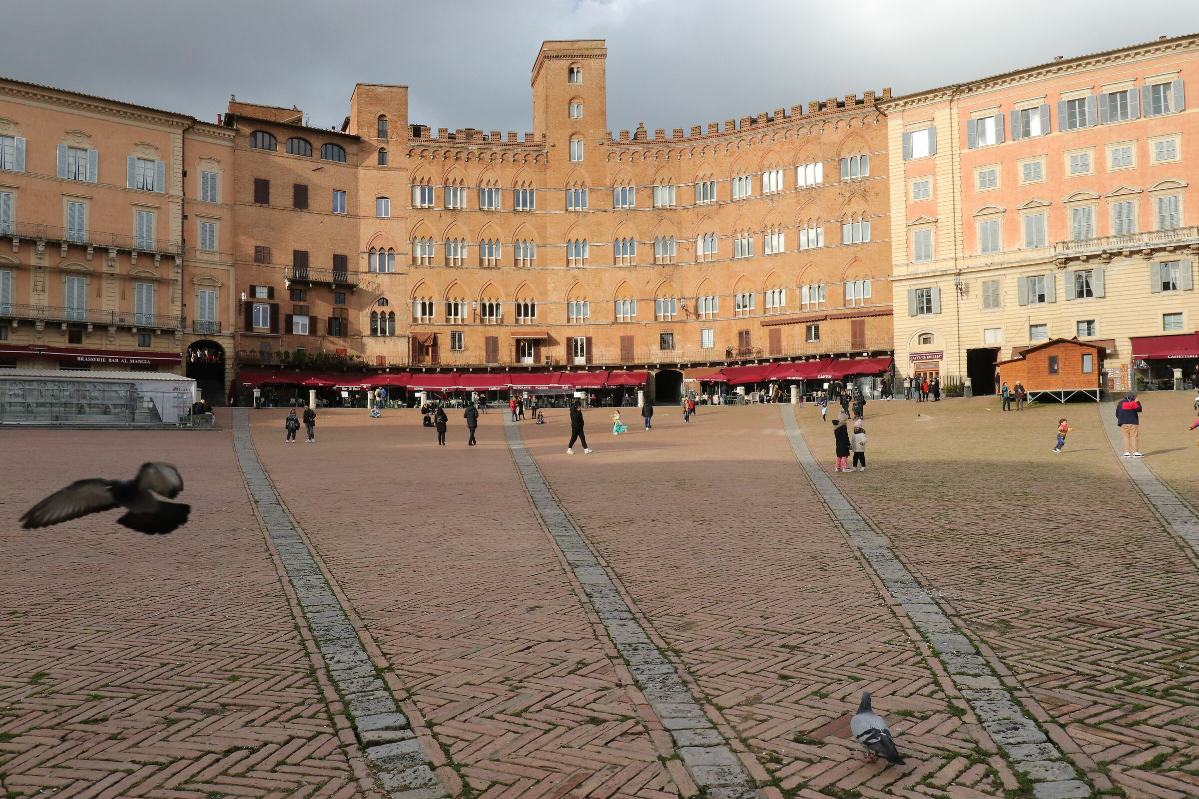 Piazza del Campo - perspectives between one cloud and anothe...